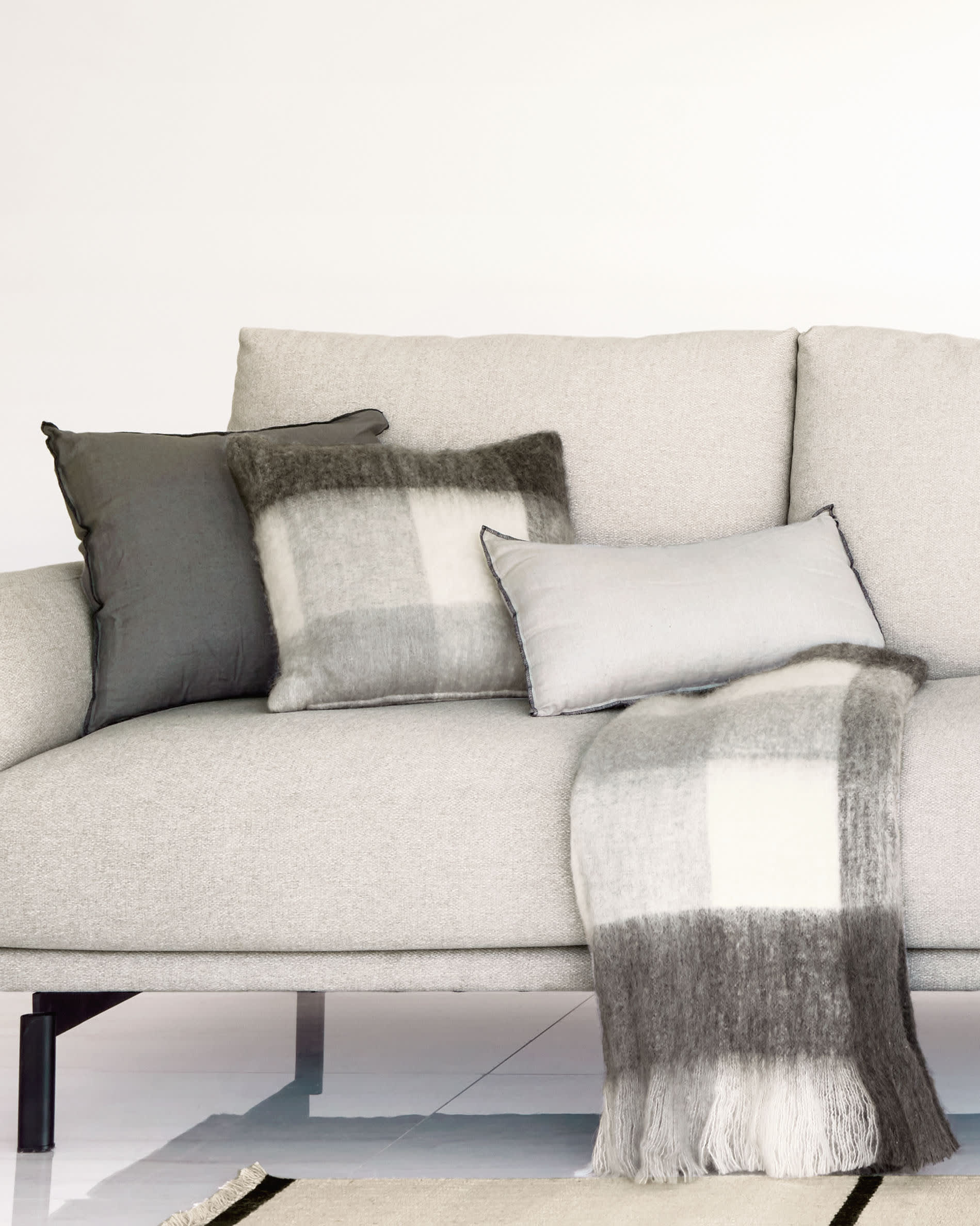 Elegantes 4-Sitzer Sofa in Beige, 334 cm breit, mit nachhaltiger Füllung und modernem Design für stilvollen Komfort.