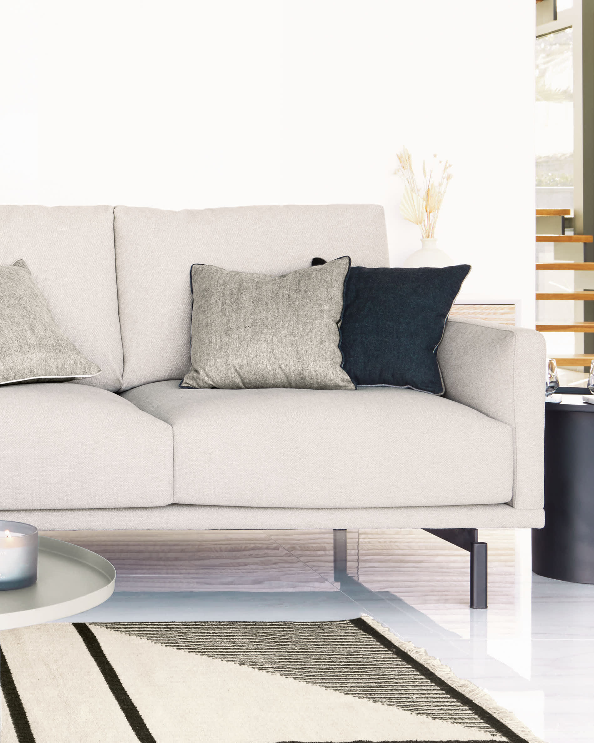 Elegantes 4-Sitzer Sofa in Beige, 334 cm breit, mit nachhaltiger Füllung und modernem Design für stilvollen Komfort.