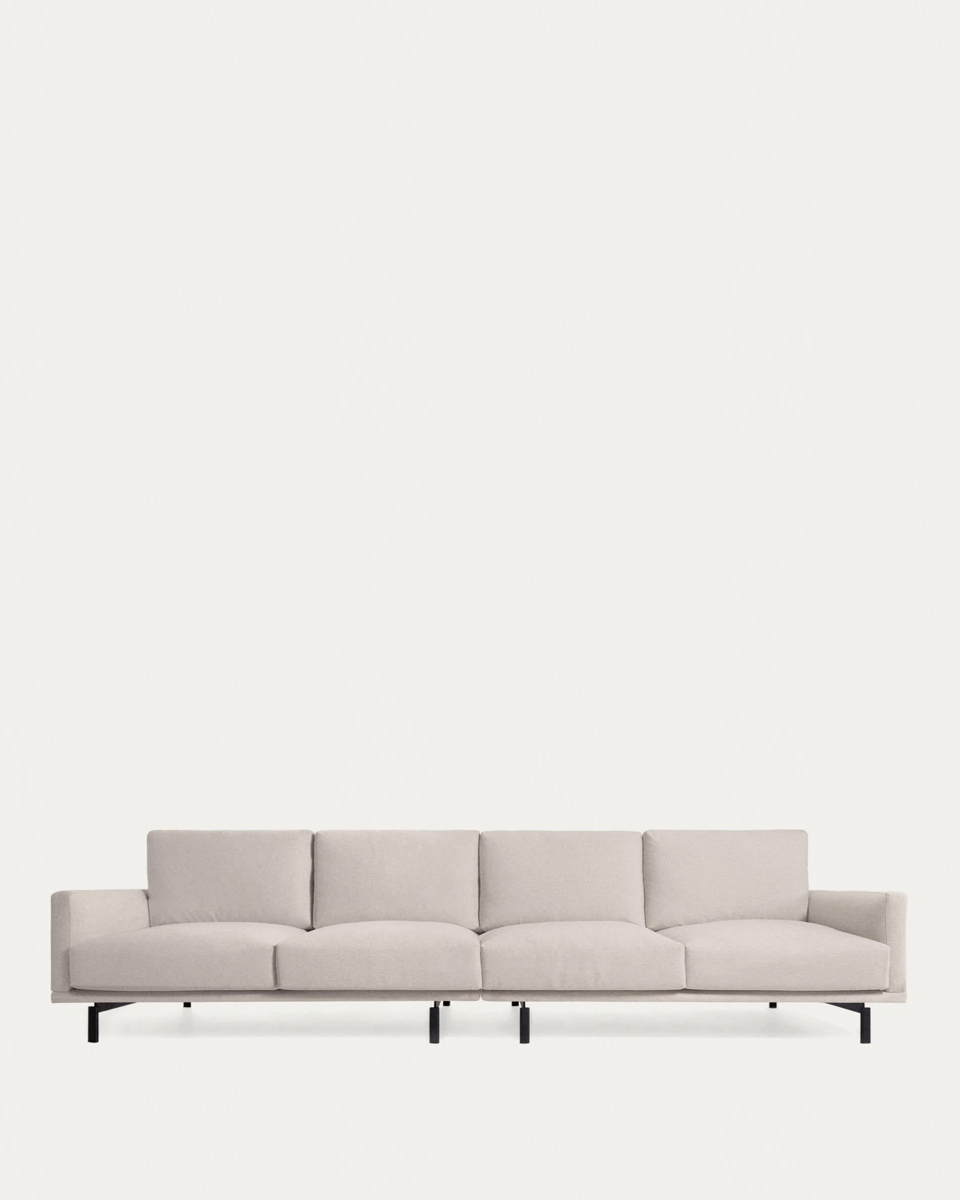 Elegantes, nachhaltiges 4-Sitzer Sofa in Beige, 414 cm breit, mit Dauneneffekt und recycelter PET-Füllung.