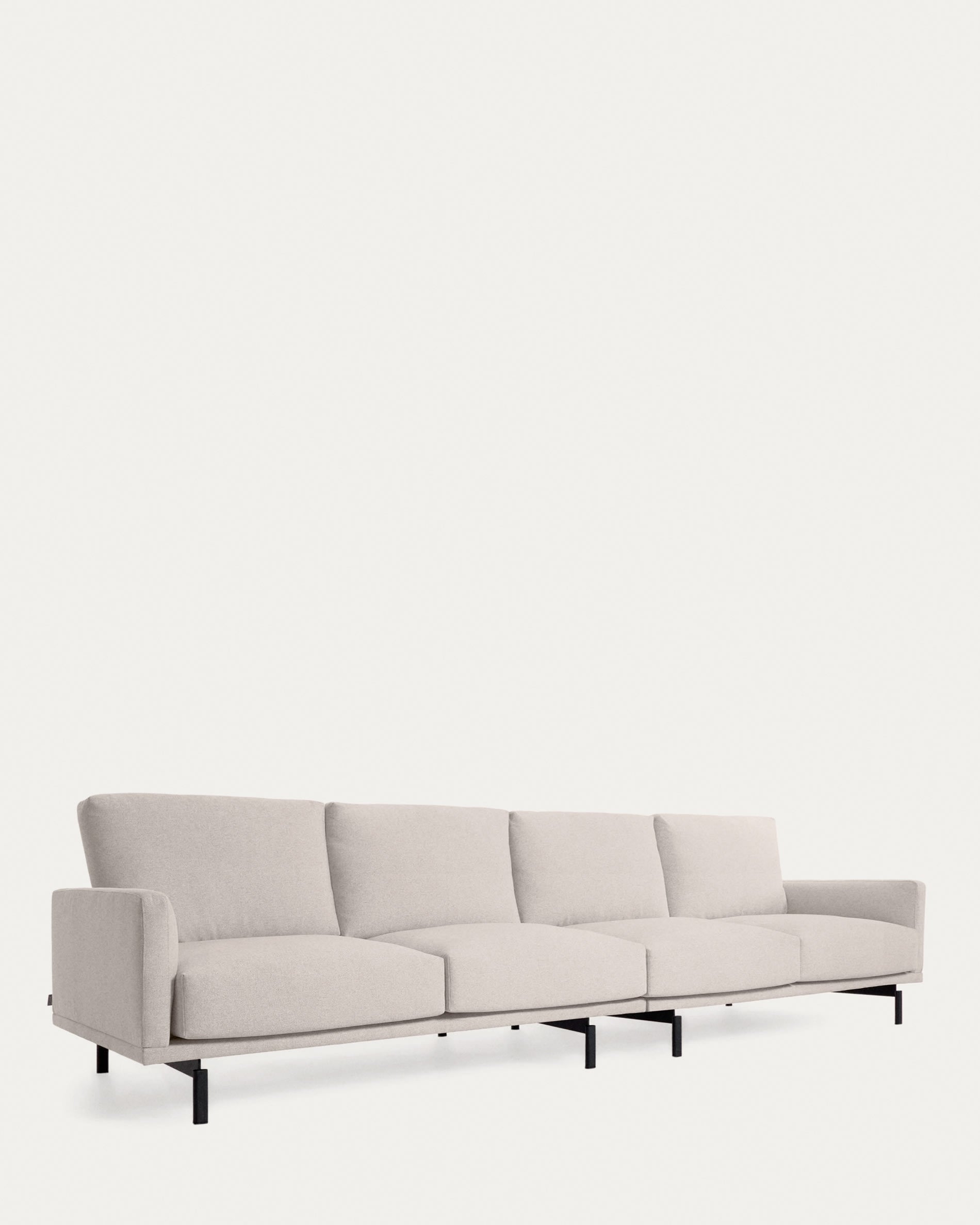 Elegantes, nachhaltiges 4-Sitzer Sofa in Beige, 414 cm breit, mit weicher Daunenpolsterung und recycelter PET-Füllung.