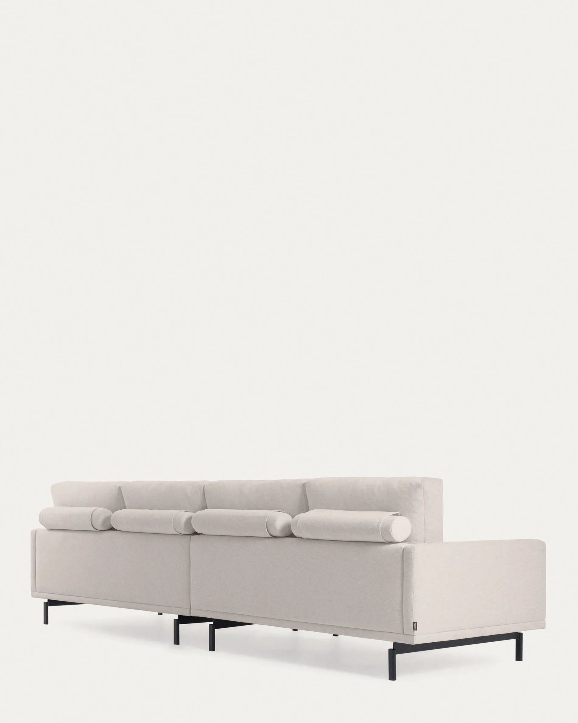 Das Galene 4-Sitzer Sofa in Beige (414 cm) von Kave Home kombiniert stilvolles Design mit exzellentem Komfort für Ihr Wohnzimmer.