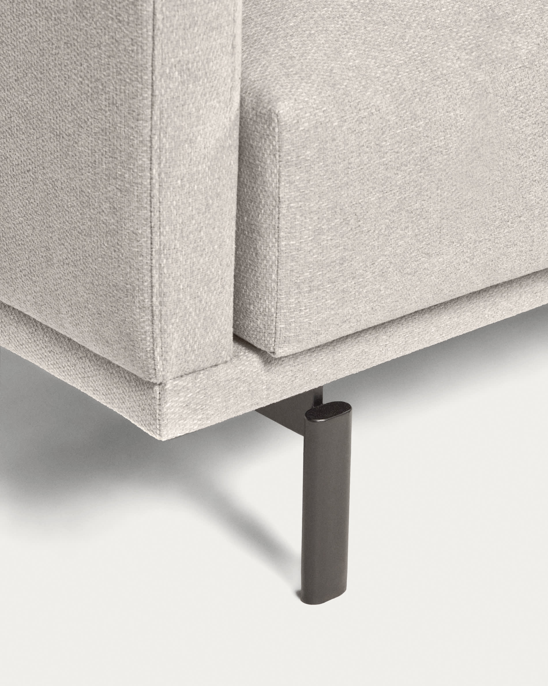 Elegantes, nachhaltiges 4-Sitzer Sofa in Beige, 414 cm breit, mit weicher Daunenpolsterung und recycelter PET-Füllung.