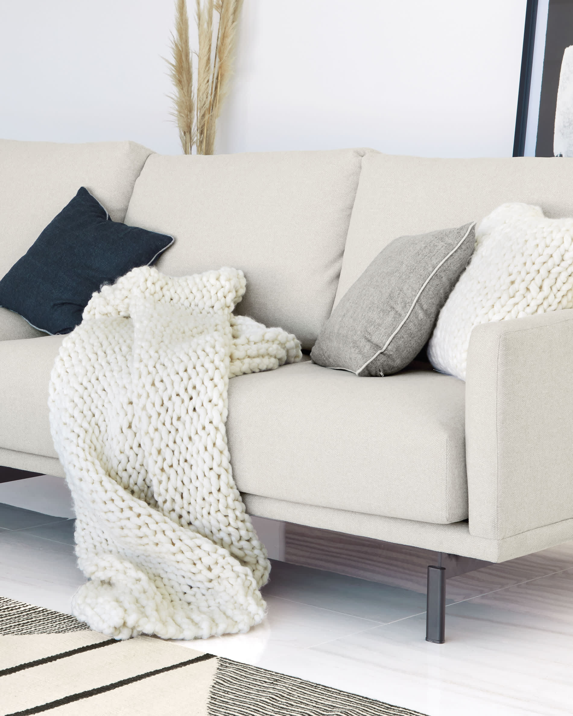 Elegantes, nachhaltiges 4-Sitzer Sofa in Beige, 414 cm breit, mit weicher Daunenpolsterung und recycelter PET-Füllung.