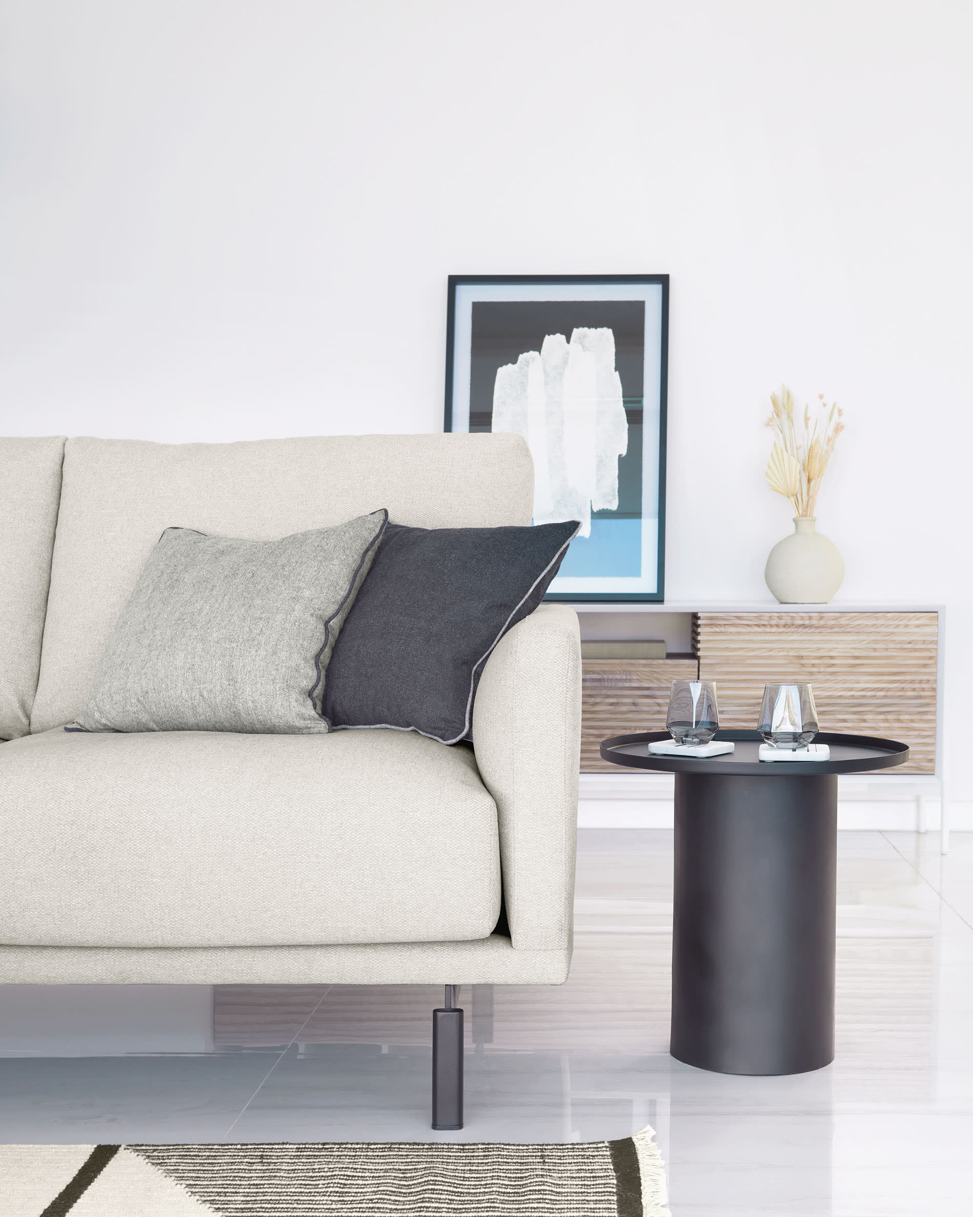 Elegantes, nachhaltiges 4-Sitzer Sofa in Beige, 414 cm breit, mit weicher Daunenpolsterung und recycelter PET-Füllung.