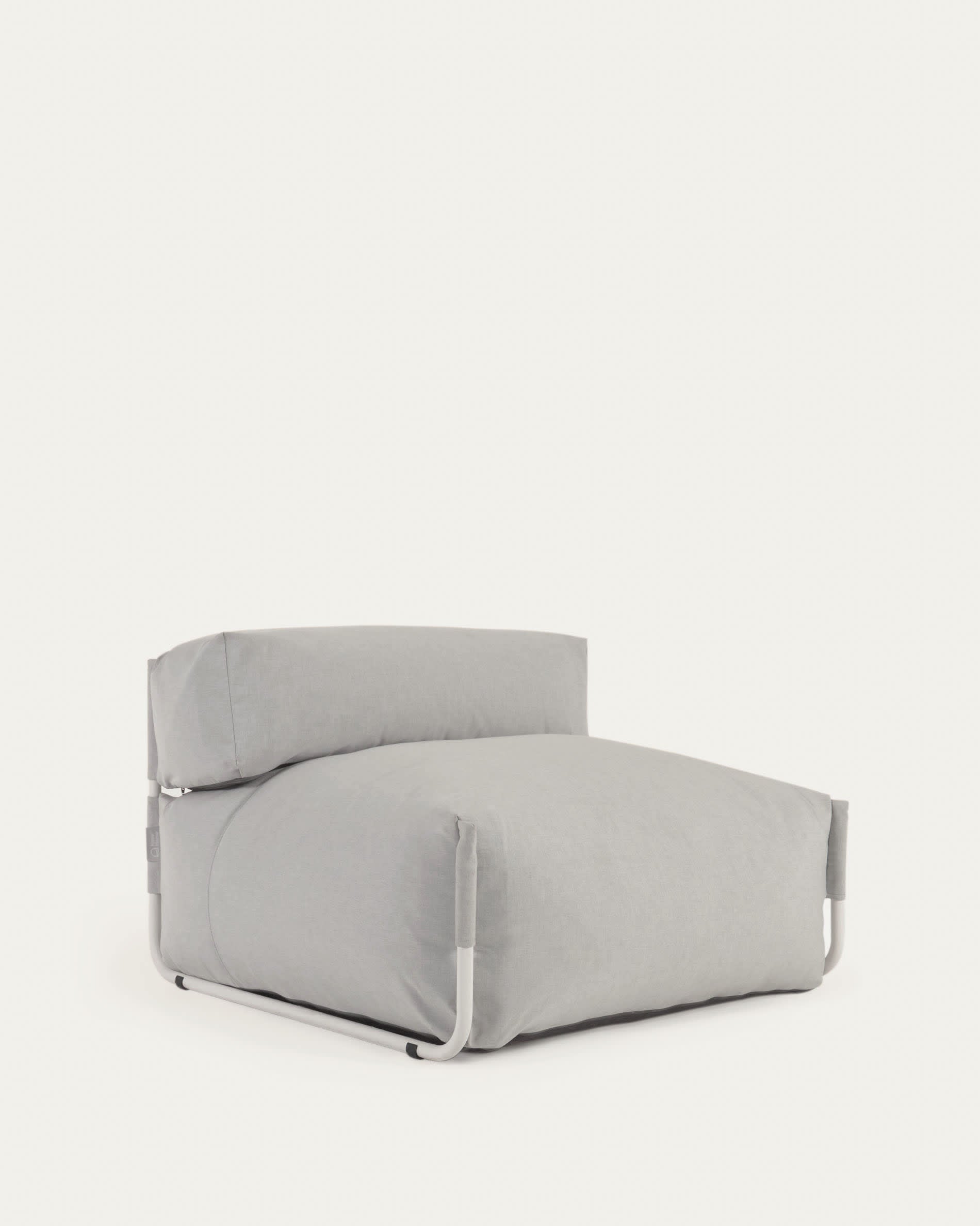 Das Square Pouf Modularsofa von Kave Home vereint Stil und Funktionalität für den Außenbereich. Robuster, pflegeleichter Stoff in hellgrau und ein stabiles, korrosionsbeständiges Aluminiumgestell in weiß bieten Langlebigkeit. Die modulare Bauweise ermöglicht individuelle Gestaltungsmöglichkeiten. Design von Jordi Díaz.