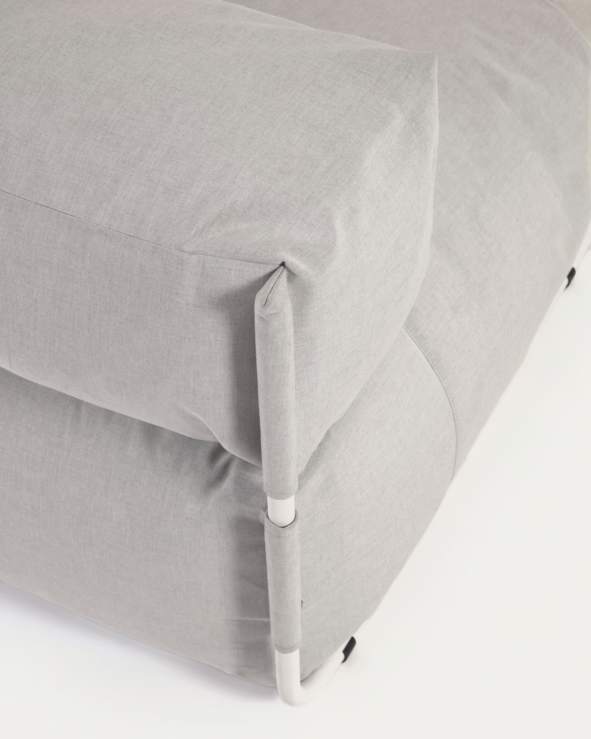 Modulares Outdoor-Sofa mit hellgrauem Bezug und weißem Aluminiumrahmen, 101x101 cm, ideal für stilvolle Außenbereiche.