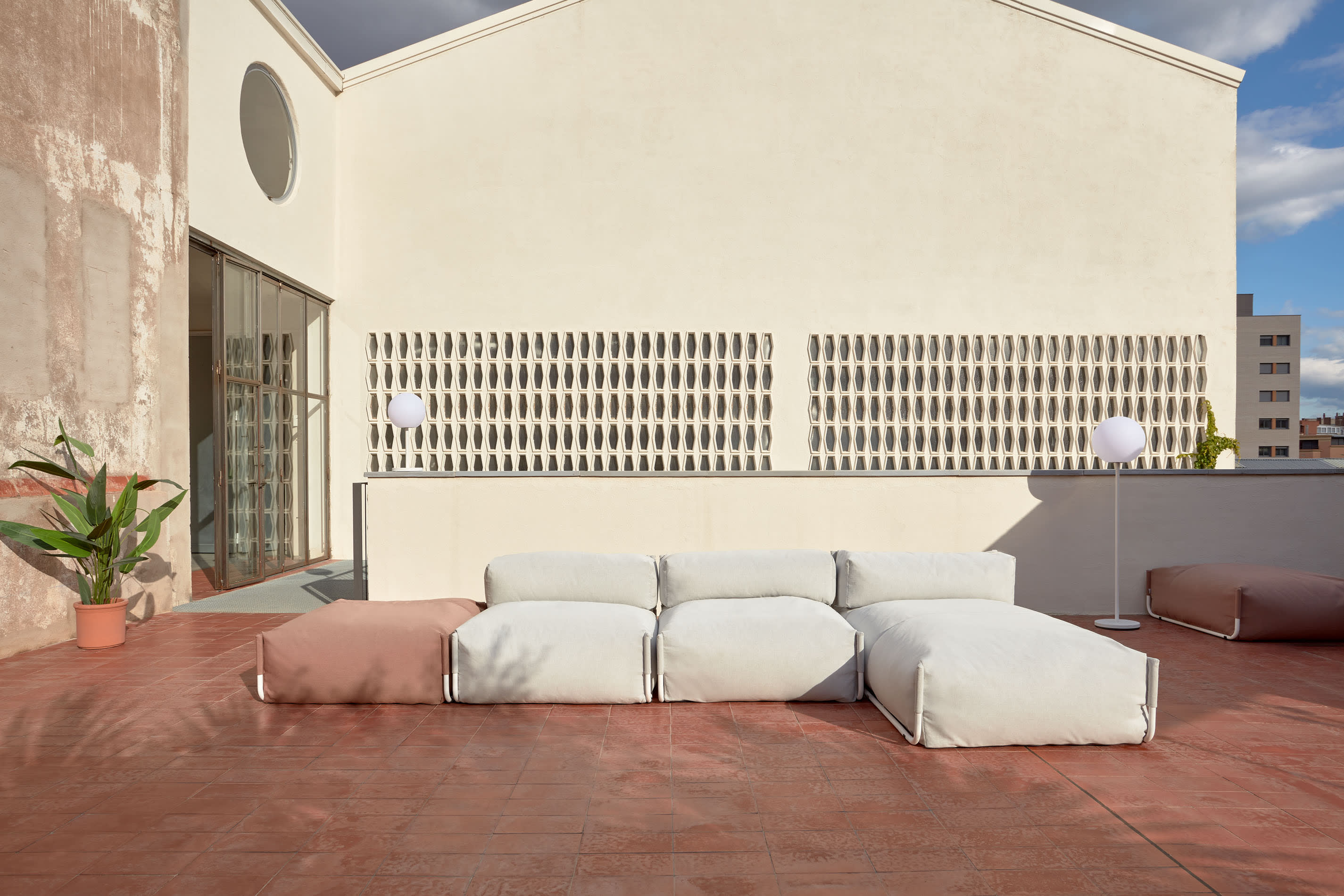 Modulares Outdoor-Sofa mit hellgrauem Bezug und weißem Aluminiumrahmen, 101x101 cm, ideal für stilvolle Außenbereiche.