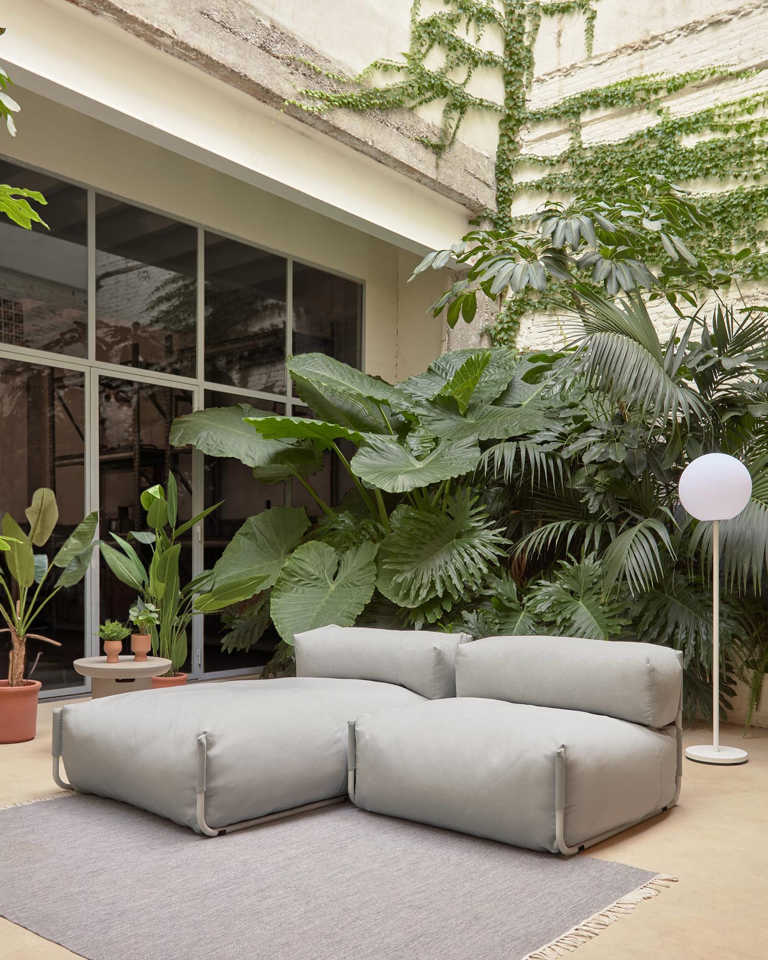 Modulares Outdoor-Sofa mit hellgrauem Bezug und weißem Aluminiumrahmen, 101x101 cm, ideal für stilvolle Außenbereiche.