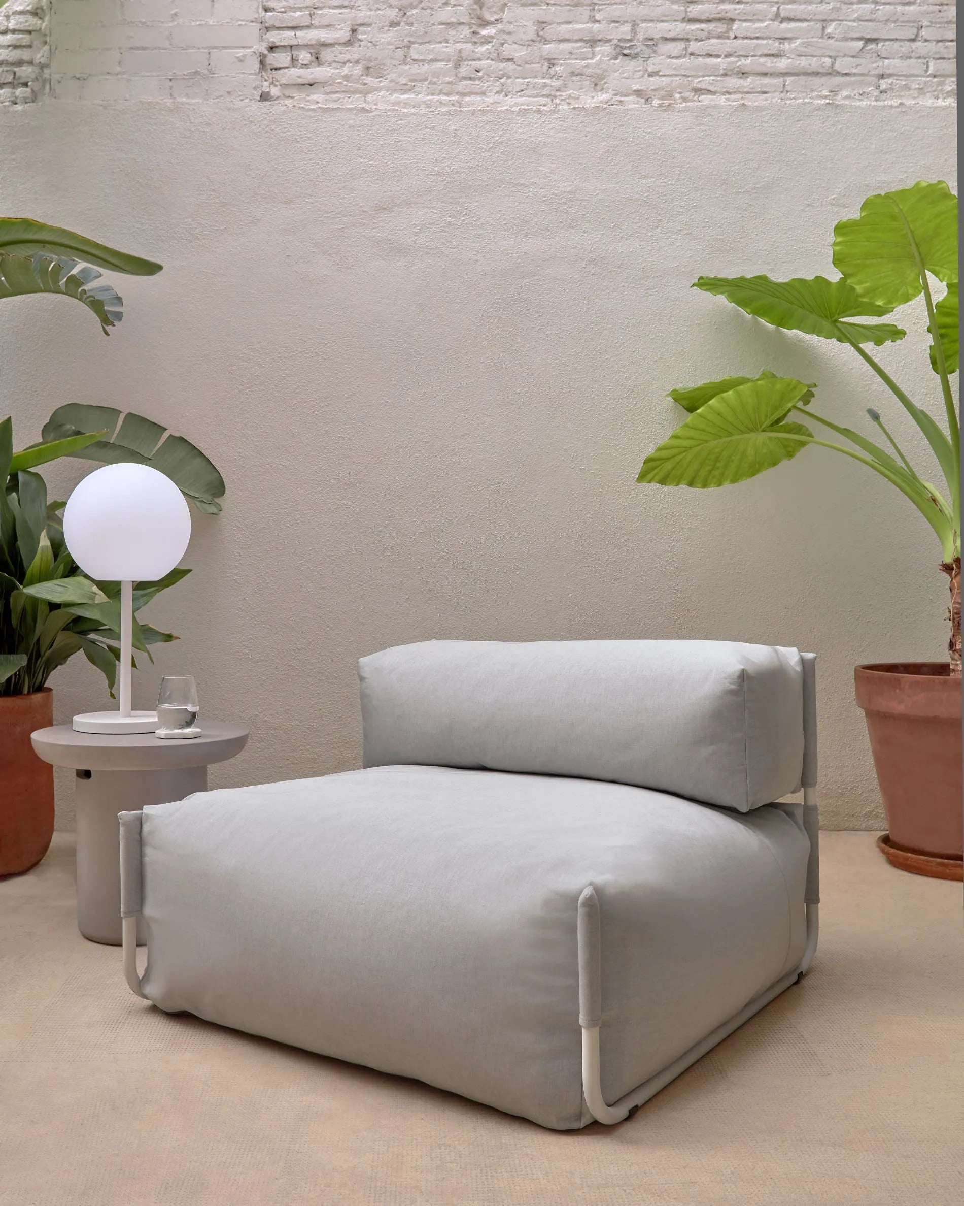 Elegantes modulares Outdoor-Sofa mit hellgrauem Bezug und weißem Aluminiumrahmen, 101x101 cm, perfekt für moderne Außenbereiche.