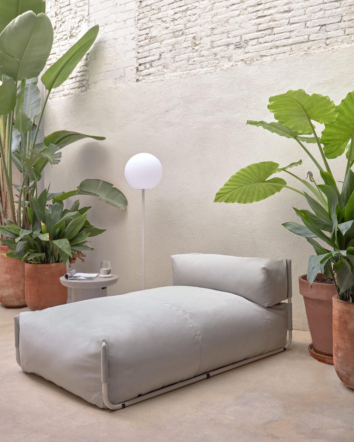 Modulares Outdoor-Sofa mit hellgrauem Bezug und weißem Aluminiumrahmen, 101x101 cm, ideal für stilvolle Außenbereiche.