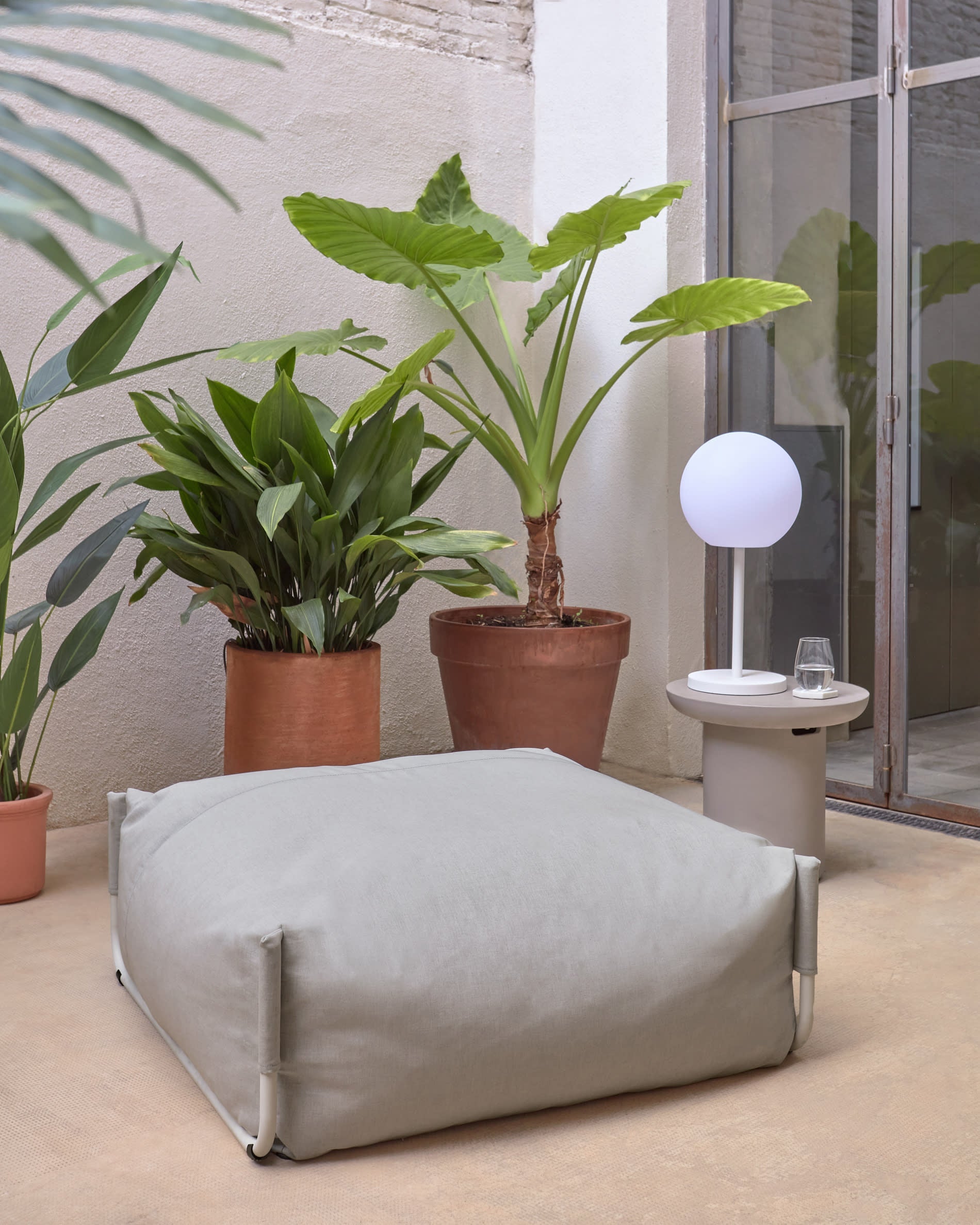 Modulares Outdoor-Sofa mit hellgrauem Bezug und weißem Aluminiumrahmen, 101x101 cm, ideal für stilvolle Außenbereiche.