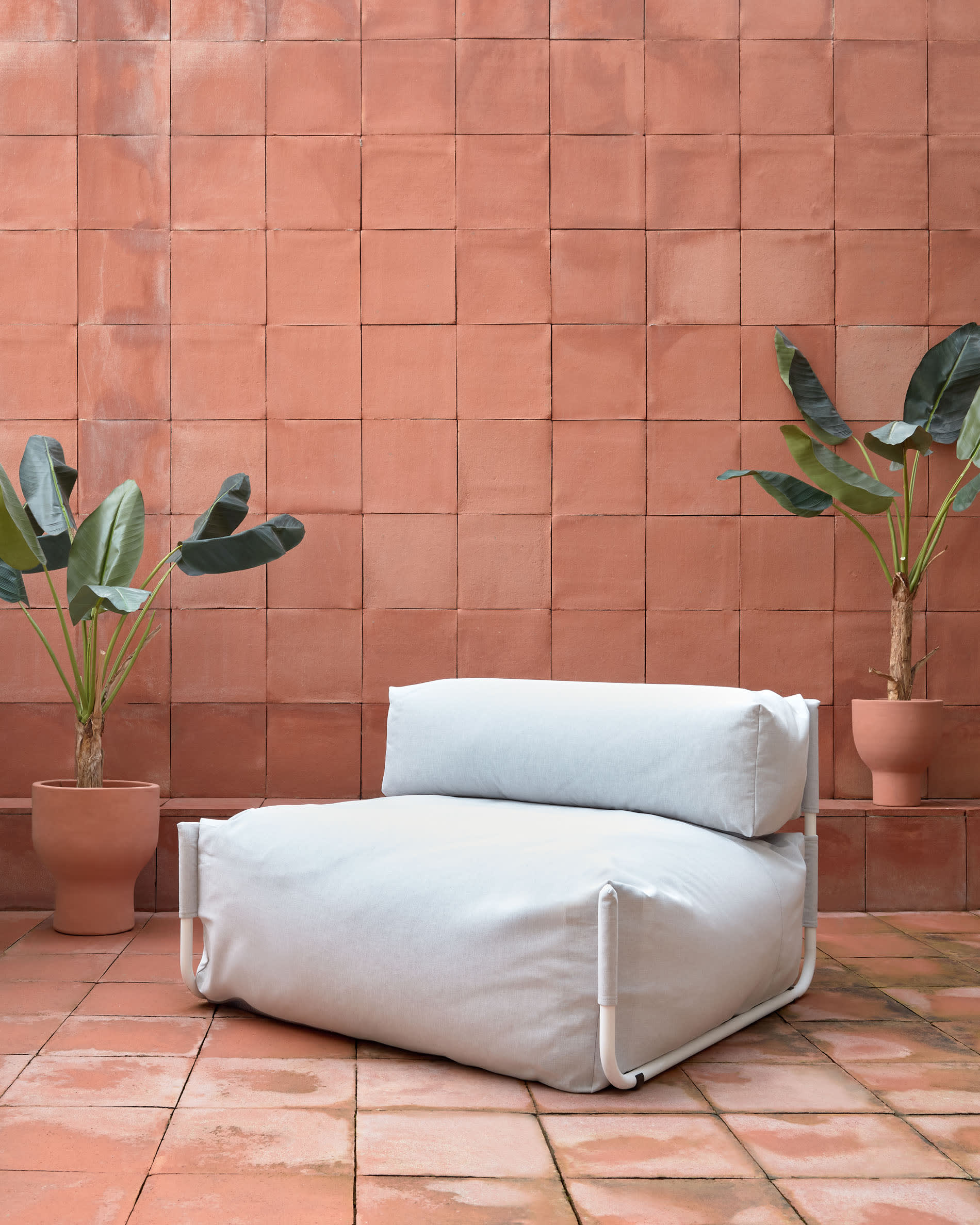 Elegantes modulares Outdoor-Sofa mit hellgrauem Bezug und weißem Aluminiumrahmen, 101x101 cm, perfekt für moderne Außenbereiche.