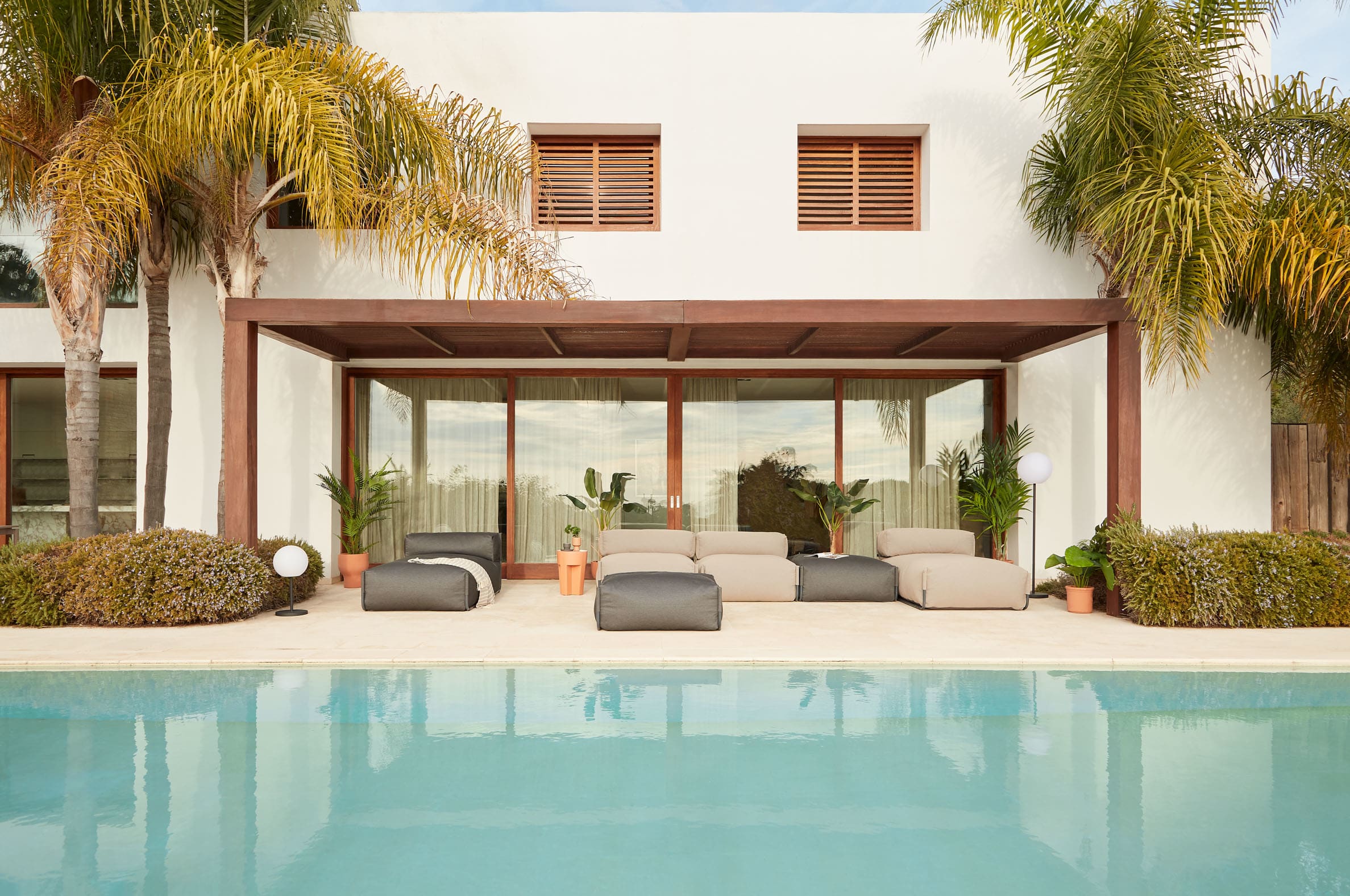 Modulares Outdoor-Sofa mit Rückenlehne, grünem Stoff, schwarzem Aluminiumrahmen, 101x101cm, stilvoll und wetterfest von Kave Home.
