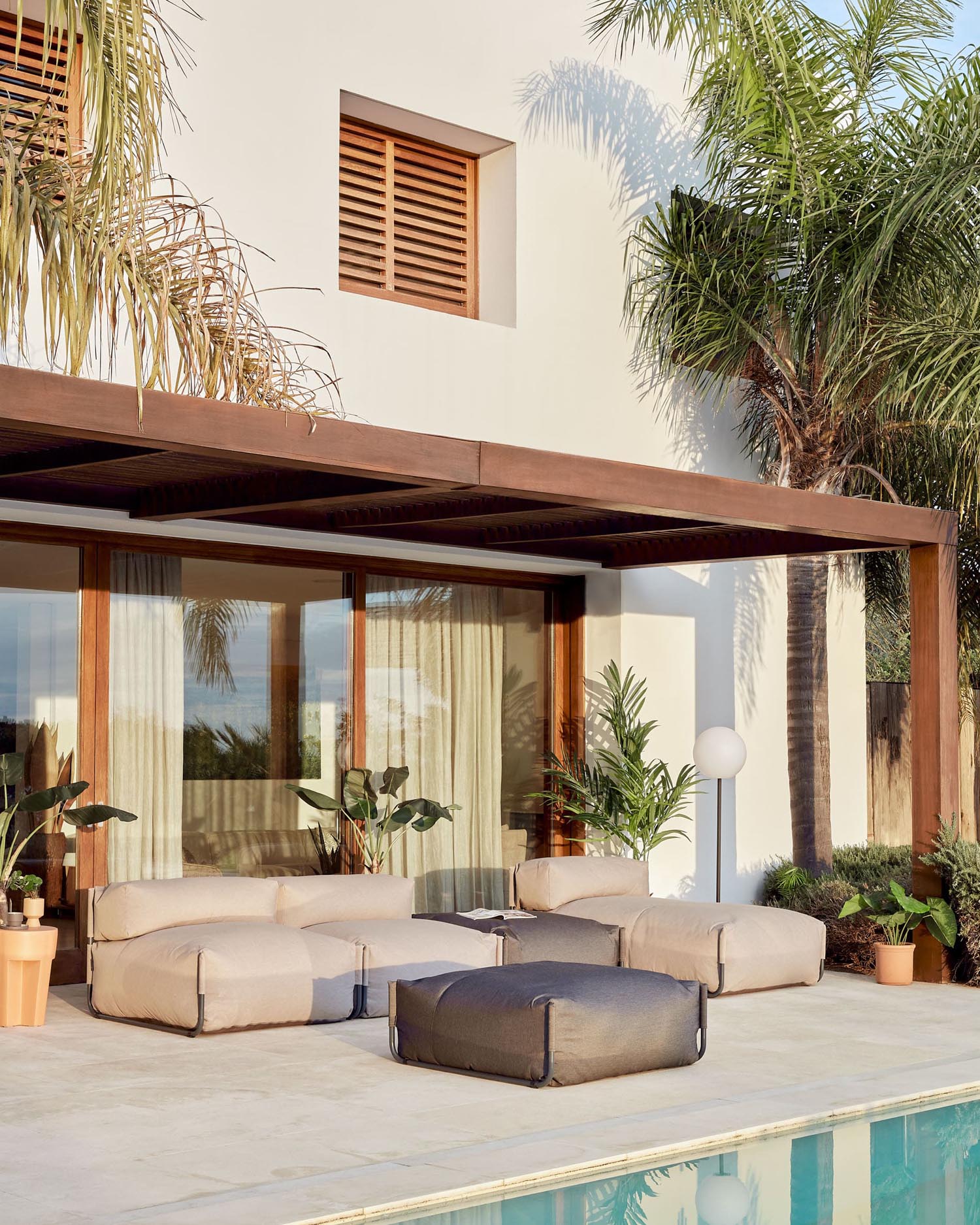 Outdoor-Modulsofa mit Rückenlehne, grünem Bezug, schwarzem Aluminiumrahmen, 101x101cm, modern, robust und ideal für den Außenbereich.
