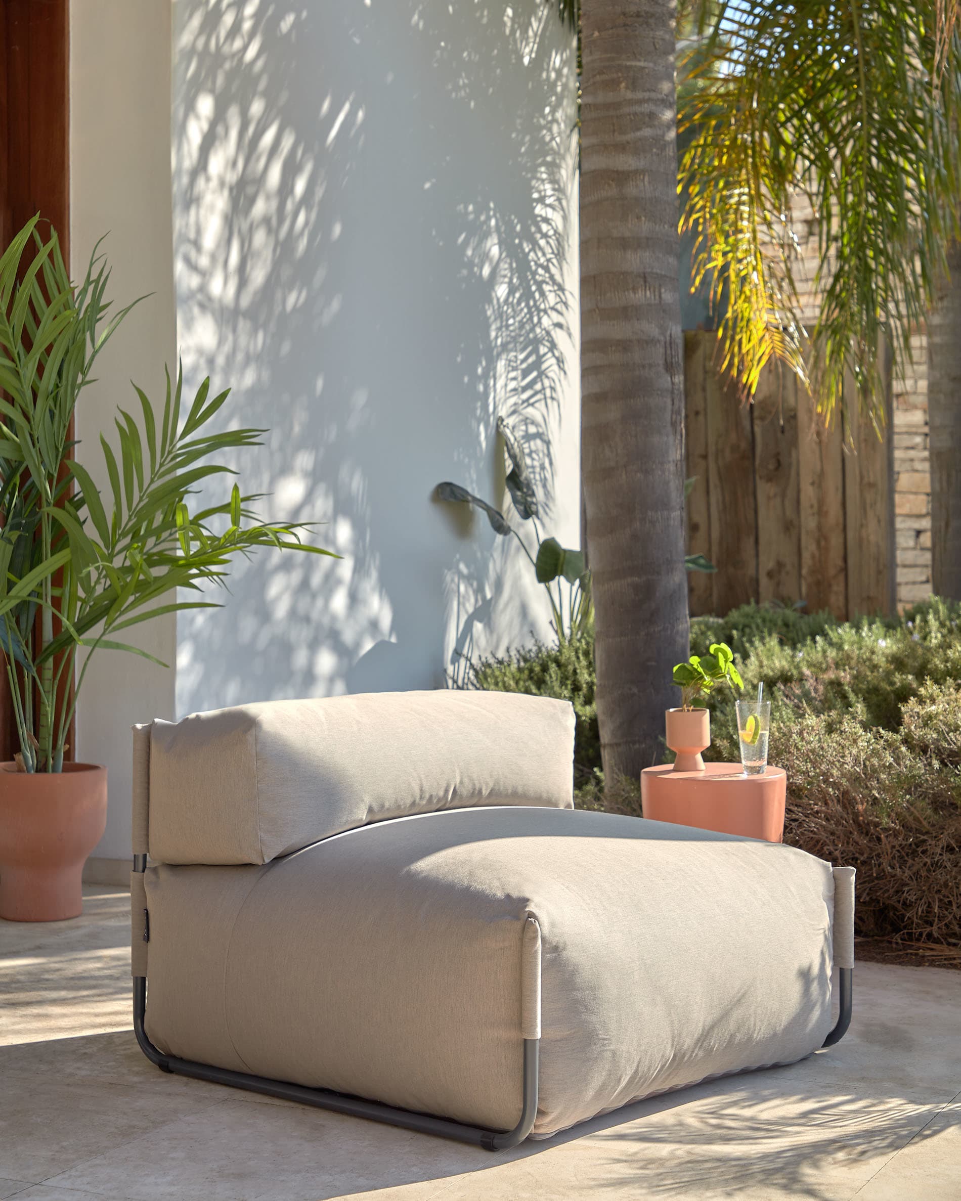 Modulares Outdoor-Sofa mit Rückenlehne, grünem Bezug, schwarzem Aluminiumrahmen, 101x101cm, stilvoll, langlebig und wetterfest.