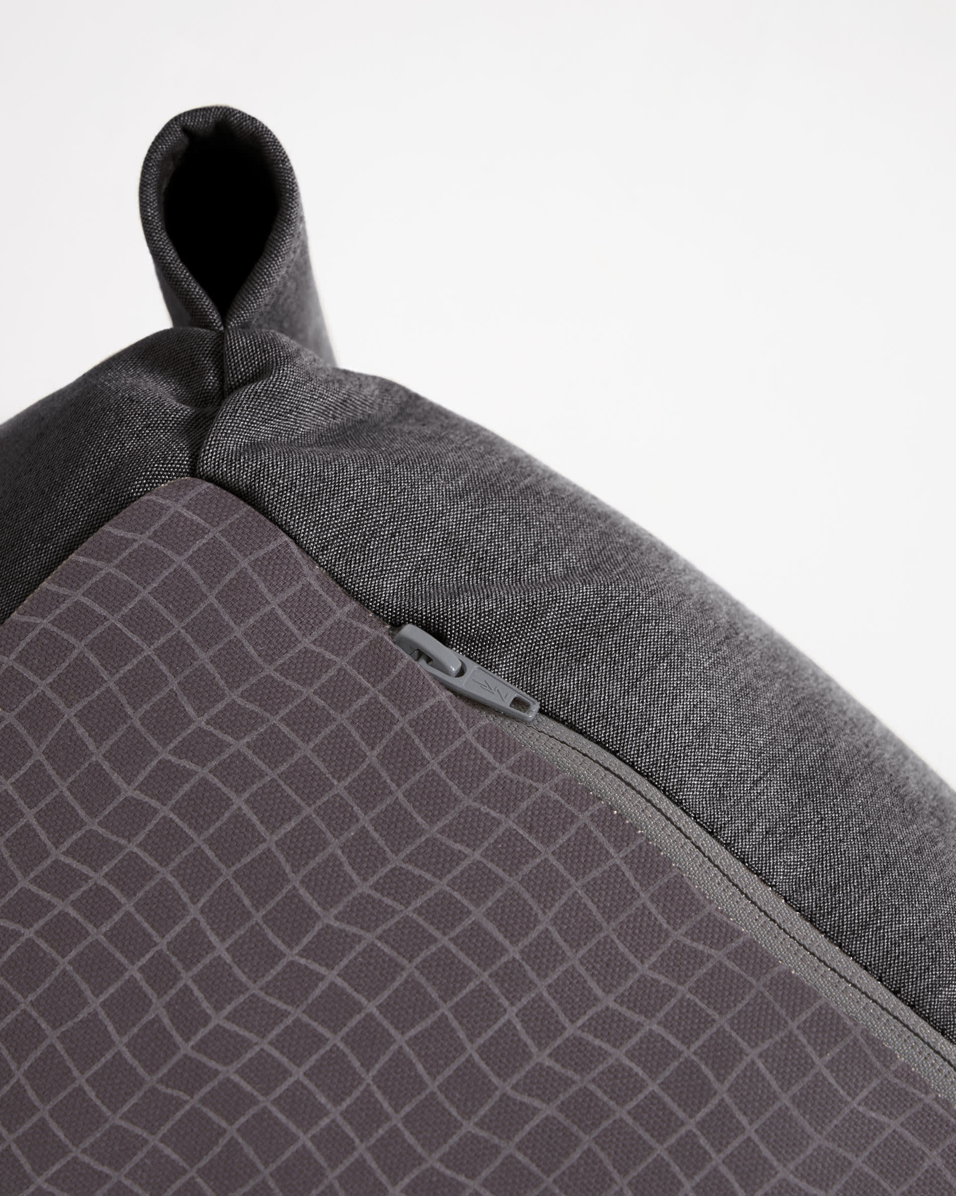 Elegantes, wetterfestes Outdoor-Pouf in Dunkelgrau mit ergonomischer Rückenlehne. Ideal für stilvolle Entspannung im Freien auf Terrasse oder Balkon.