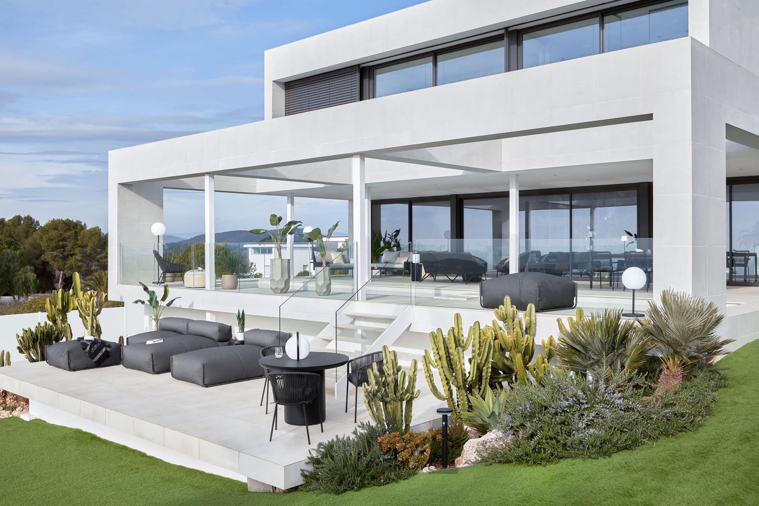 Dunkelgraues, wetterfestes Modularsofa mit ergonomischer Rückenlehne, schwarzem Aluminiumgestell, 101x101cm – ideal für stilvolle Outdoor-Lounges.
