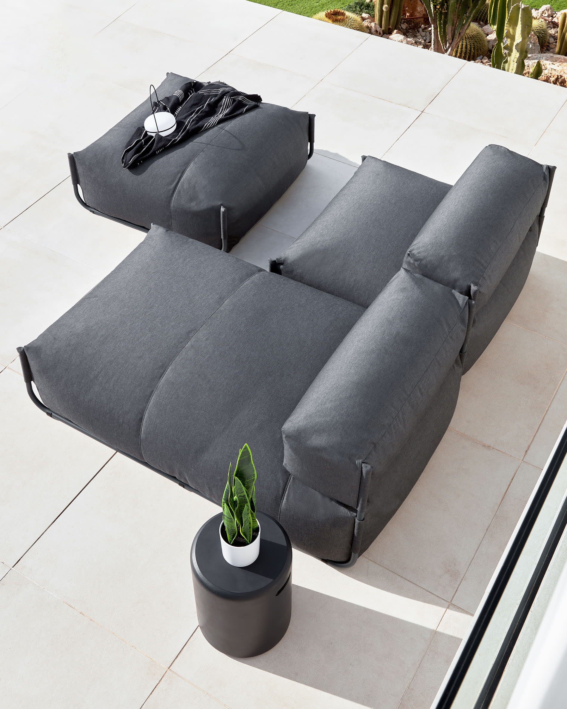 Elegantes, wetterfestes Outdoor-Sofa mit modularer Bauweise und ergonomischer Rückenlehne.