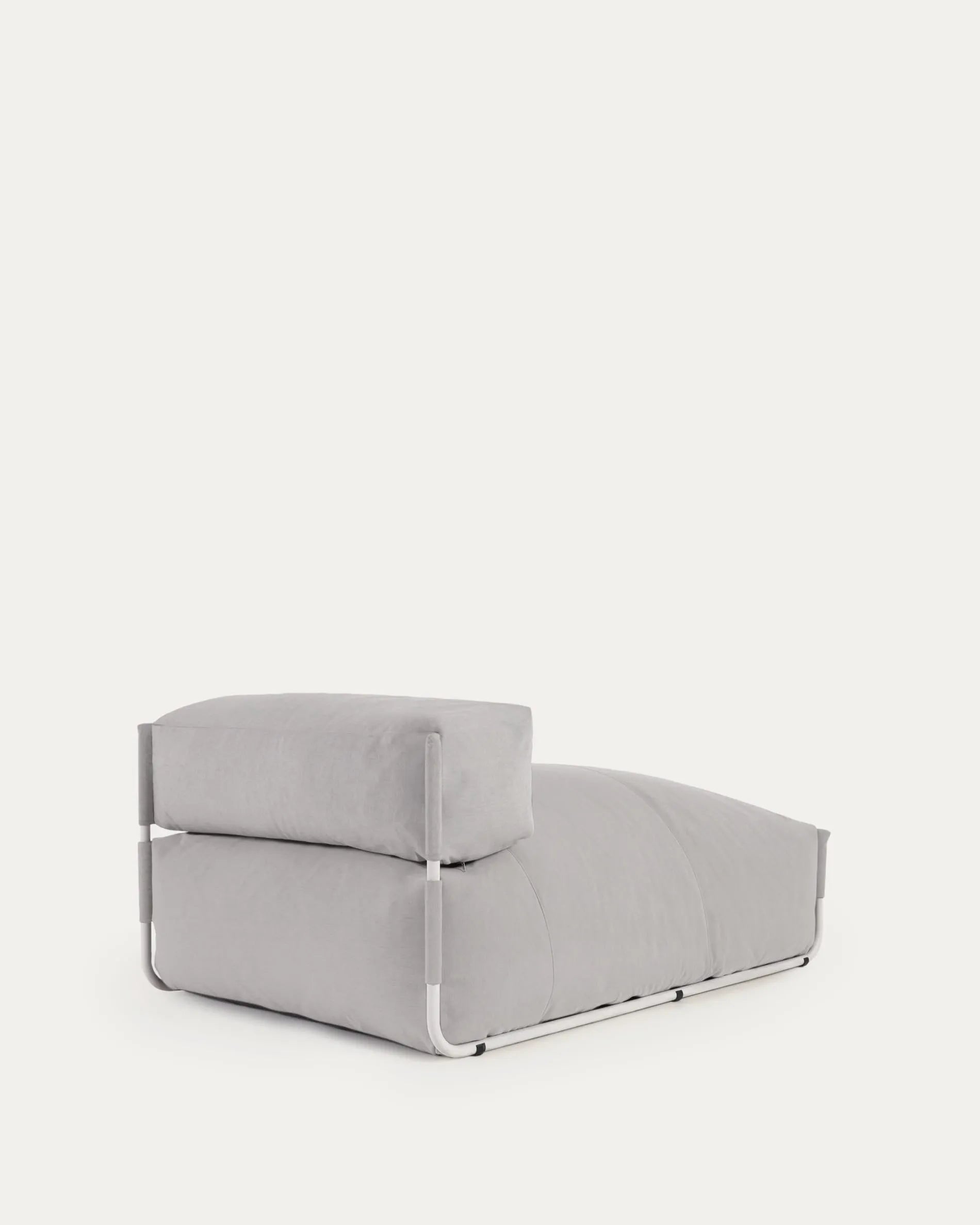 Modulares Outdoor-Sofa mit Rückenlehne, hellgrauem Bezug und weißem Aluminiumrahmen, 165x101cm, von Kave Home.
