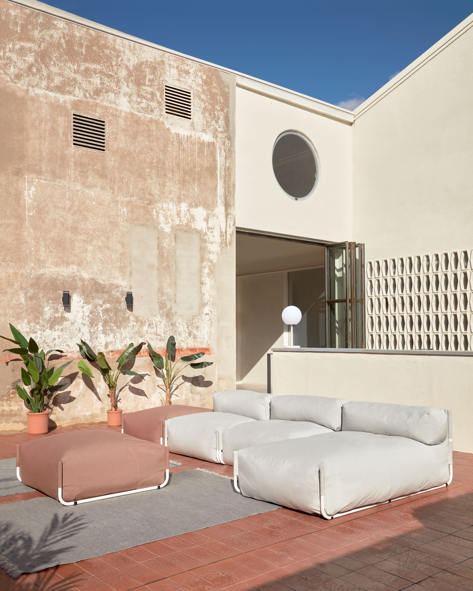 Elegantes modulares Outdoor-Sofa mit hellgrauem Bezug und weißem Aluminiumrahmen, 165x101cm, ideal für stilvolle Außenbereiche.