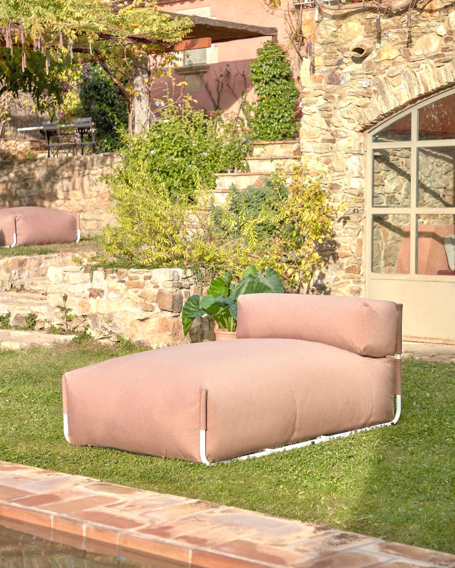 Elegantes, wetterfestes Terrakotta-Sofa mit weißem Alurahmen, ideal für stilvolle Outdoor-Entspannung.