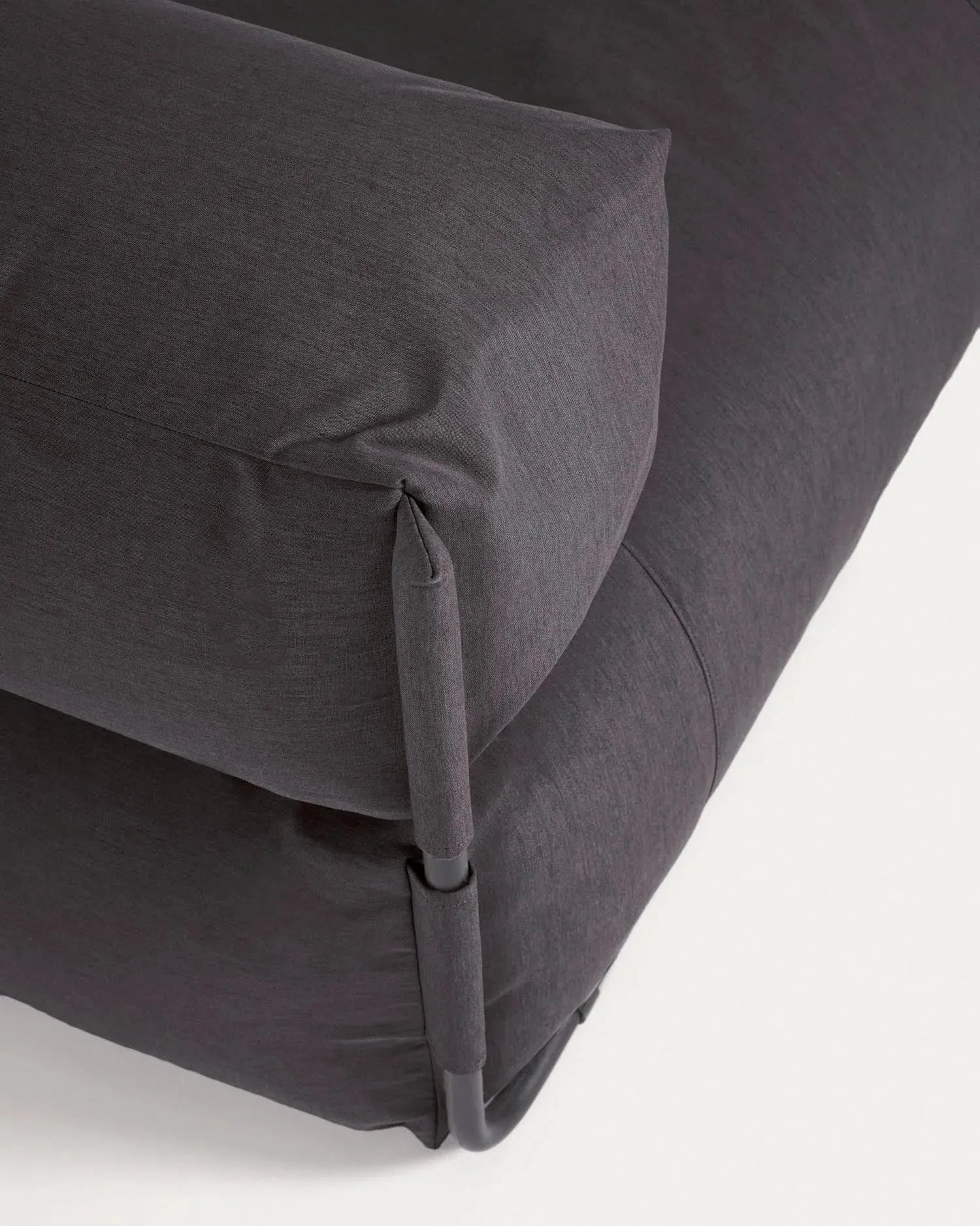 Modulares Outdoor-Sofa mit Rückenlehne, dunkelgrauem Bezug und schwarzem Aluminiumrahmen, 165x101cm, stilvoll und wetterfest.