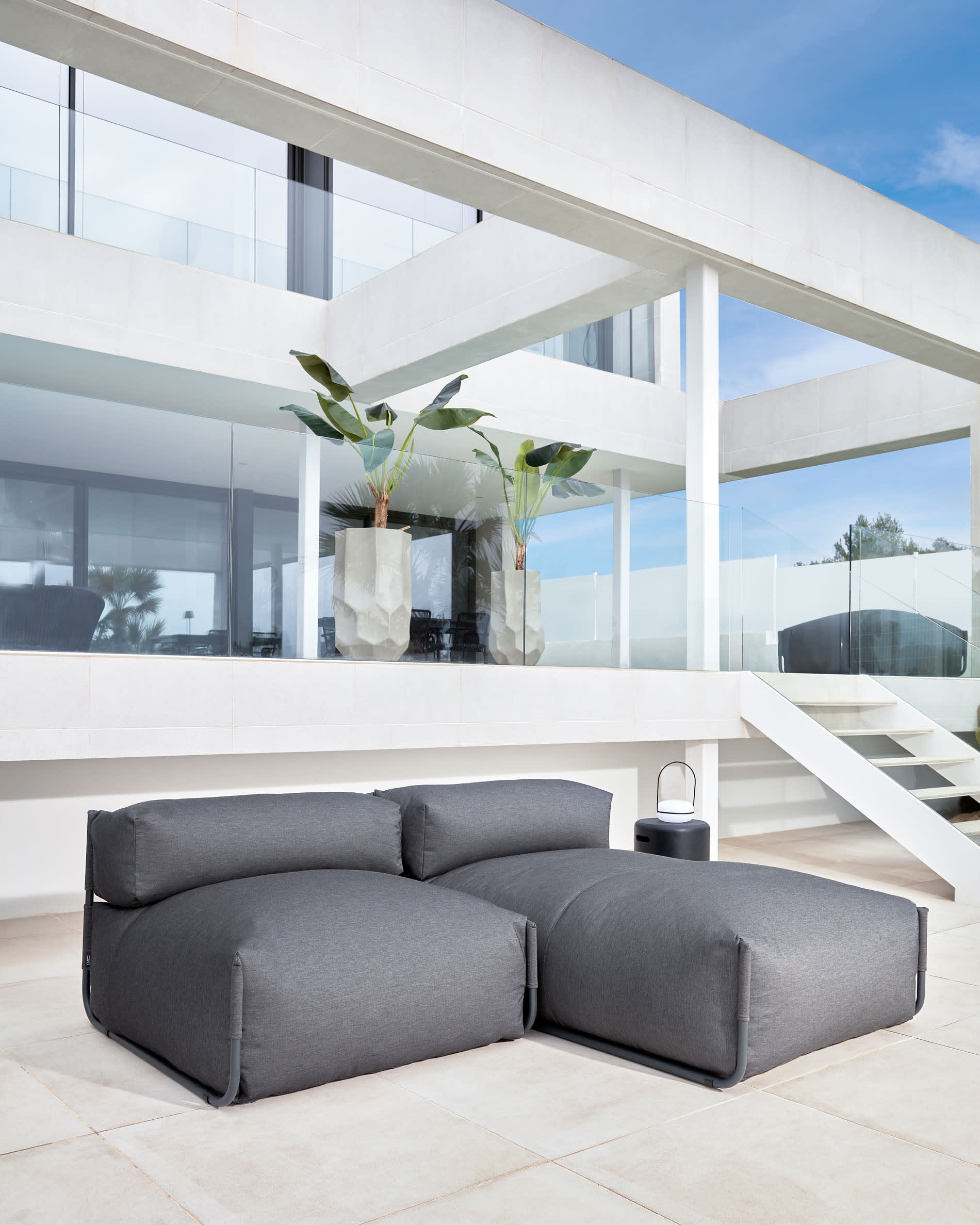 Verwandeln Sie Ihren Außenbereich mit dem eleganten Square Pouf Modularsofa longue von Kave Home. Wetterfest, komfortabel und stilvoll!
