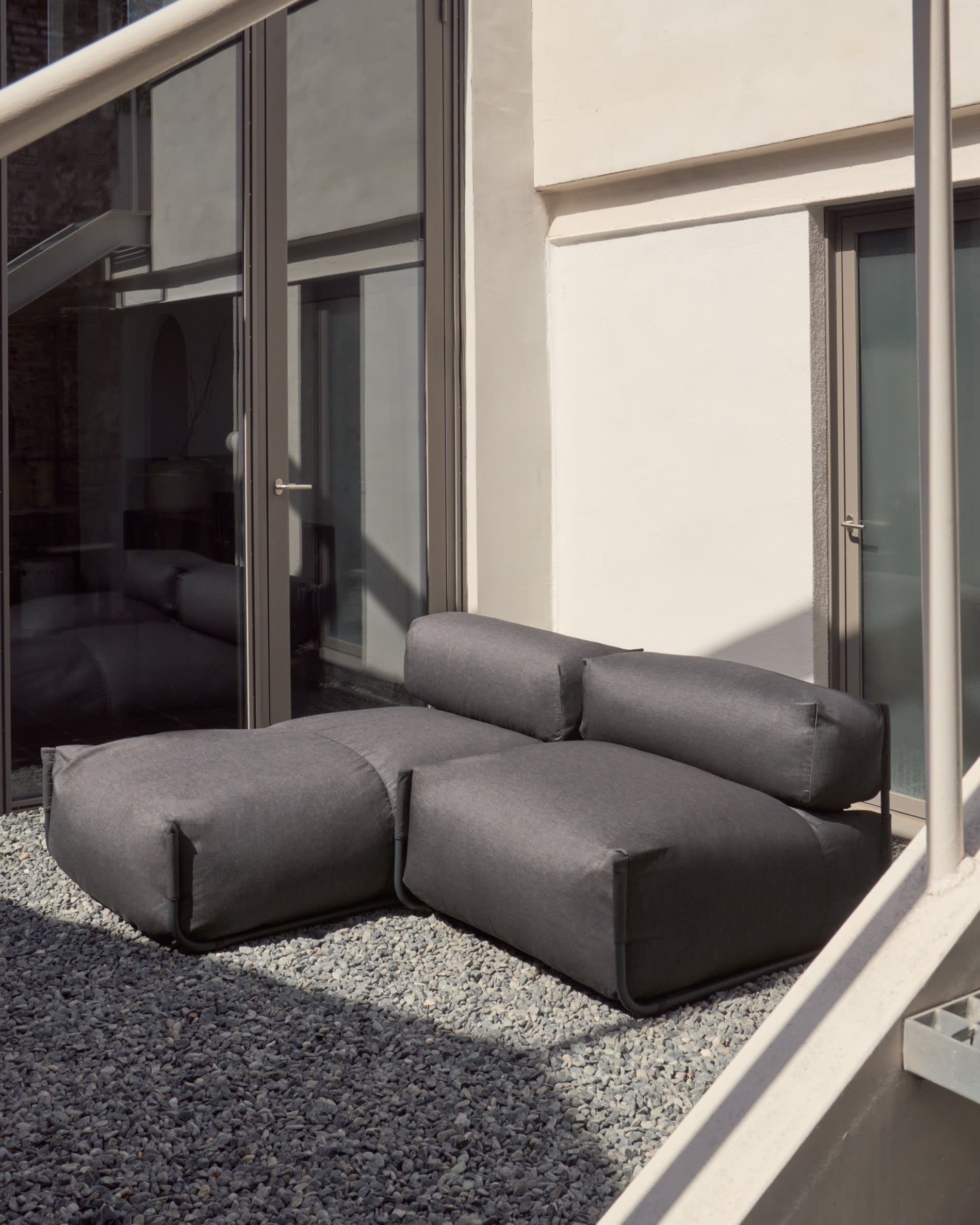 Verwandeln Sie Ihren Außenbereich mit dem eleganten Square Pouf Modularsofa longue von Kave Home. Wetterfest, komfortabel und stilvoll!