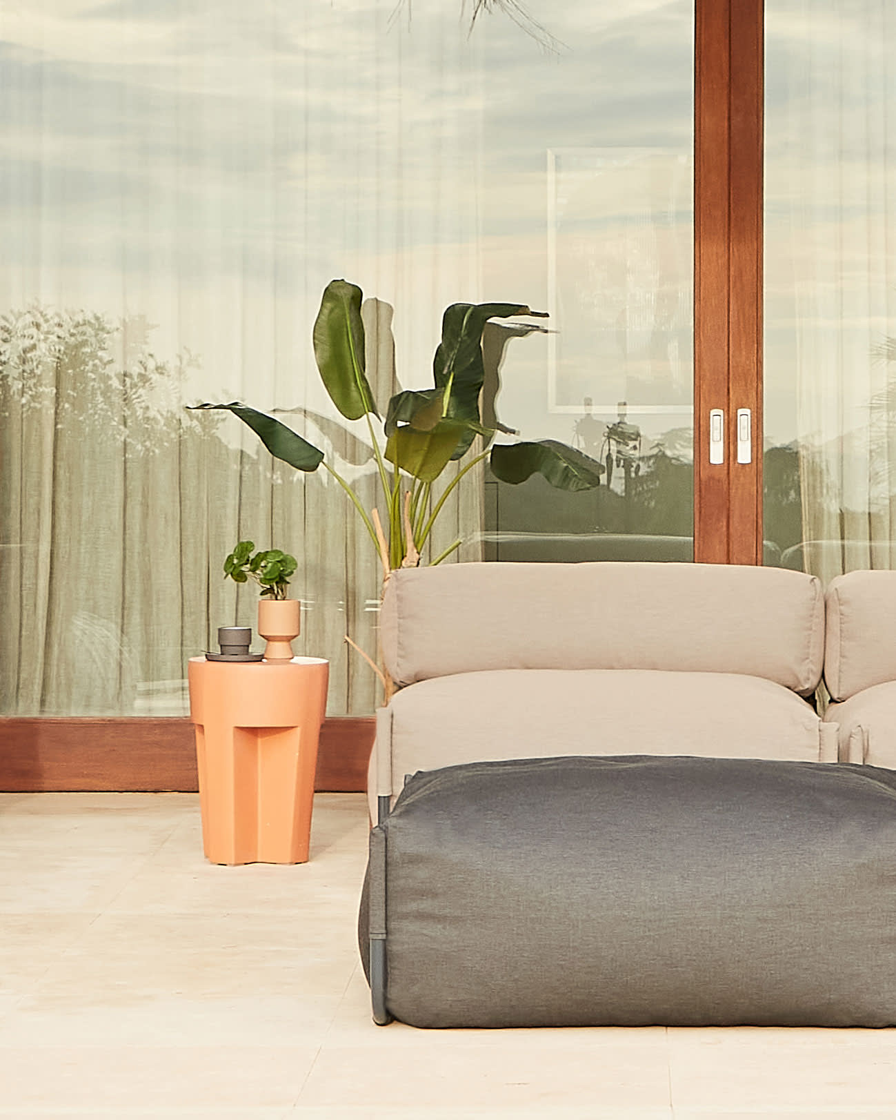 Elegantes modulares Outdoor-Sofa mit Rückenlehne, dunkelgrauem Stoff und schwarzem Aluminiumrahmen, 165x101cm, robust und modern.