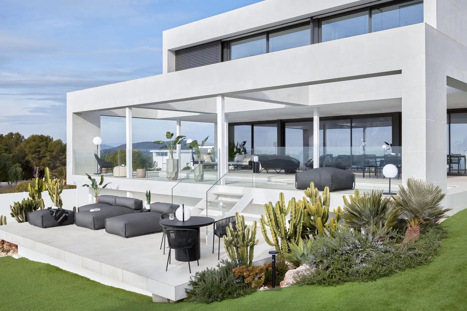 Elegantes modulares Outdoor-Sofa mit Rückenlehne, dunkelgrauem Stoff und schwarzem Aluminiumrahmen, 165x101cm, robust und modern.