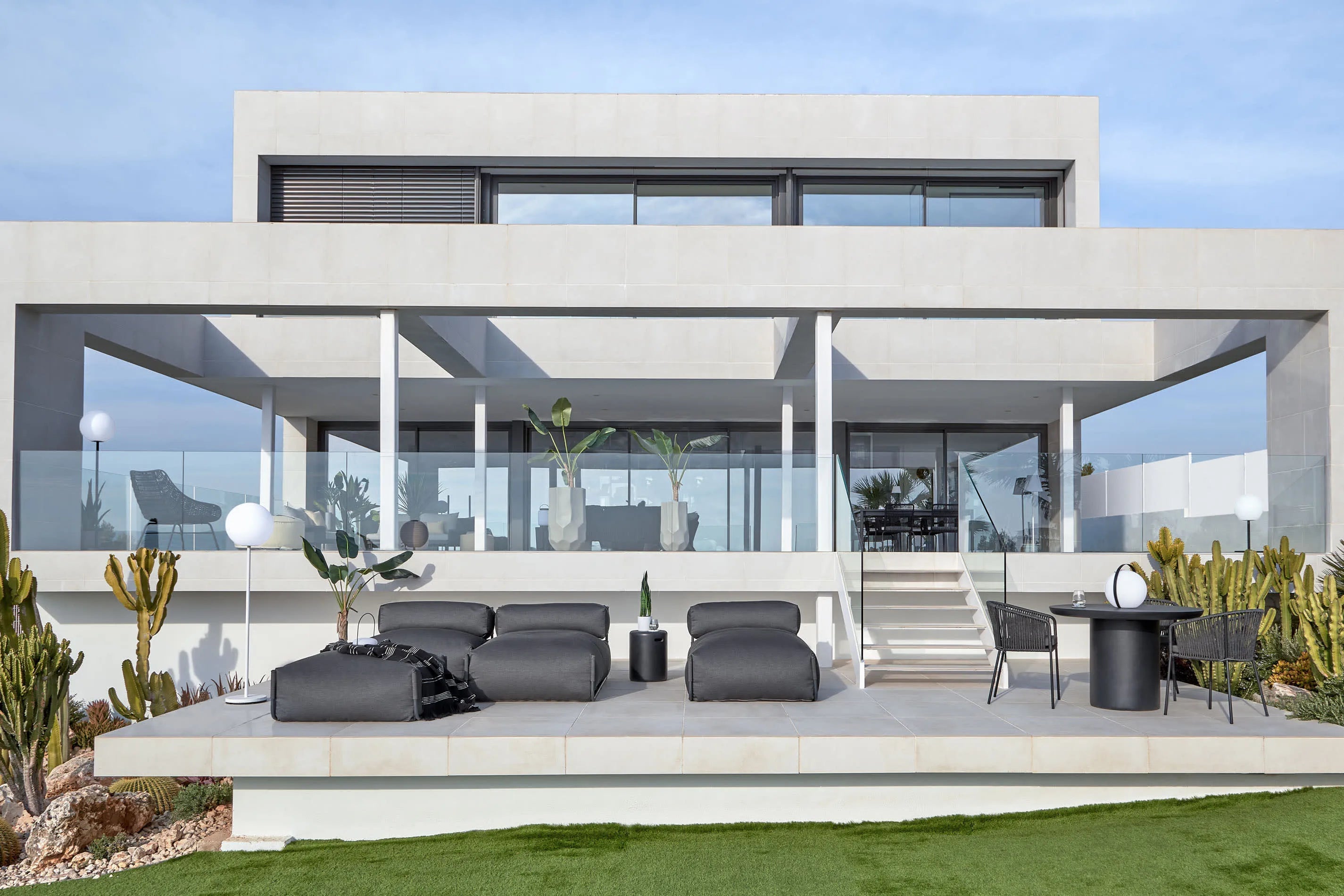 Modulares Outdoor-Sofa mit Rückenlehne, dunkelgrauem Bezug und schwarzem Aluminiumrahmen, 165x101cm, stilvoll und wetterfest.
