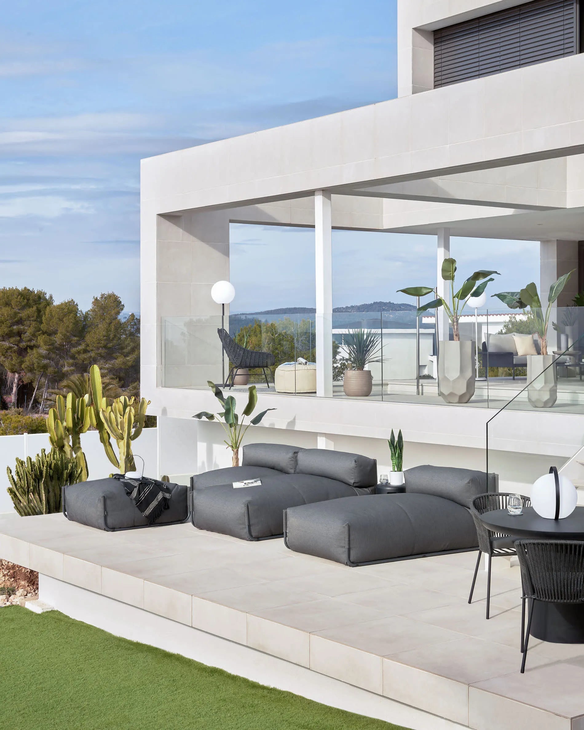 Elegantes modulares Outdoor-Sofa mit Rückenlehne, dunkelgrauem Stoff und schwarzem Aluminiumrahmen, 165x101cm, robust und modern.