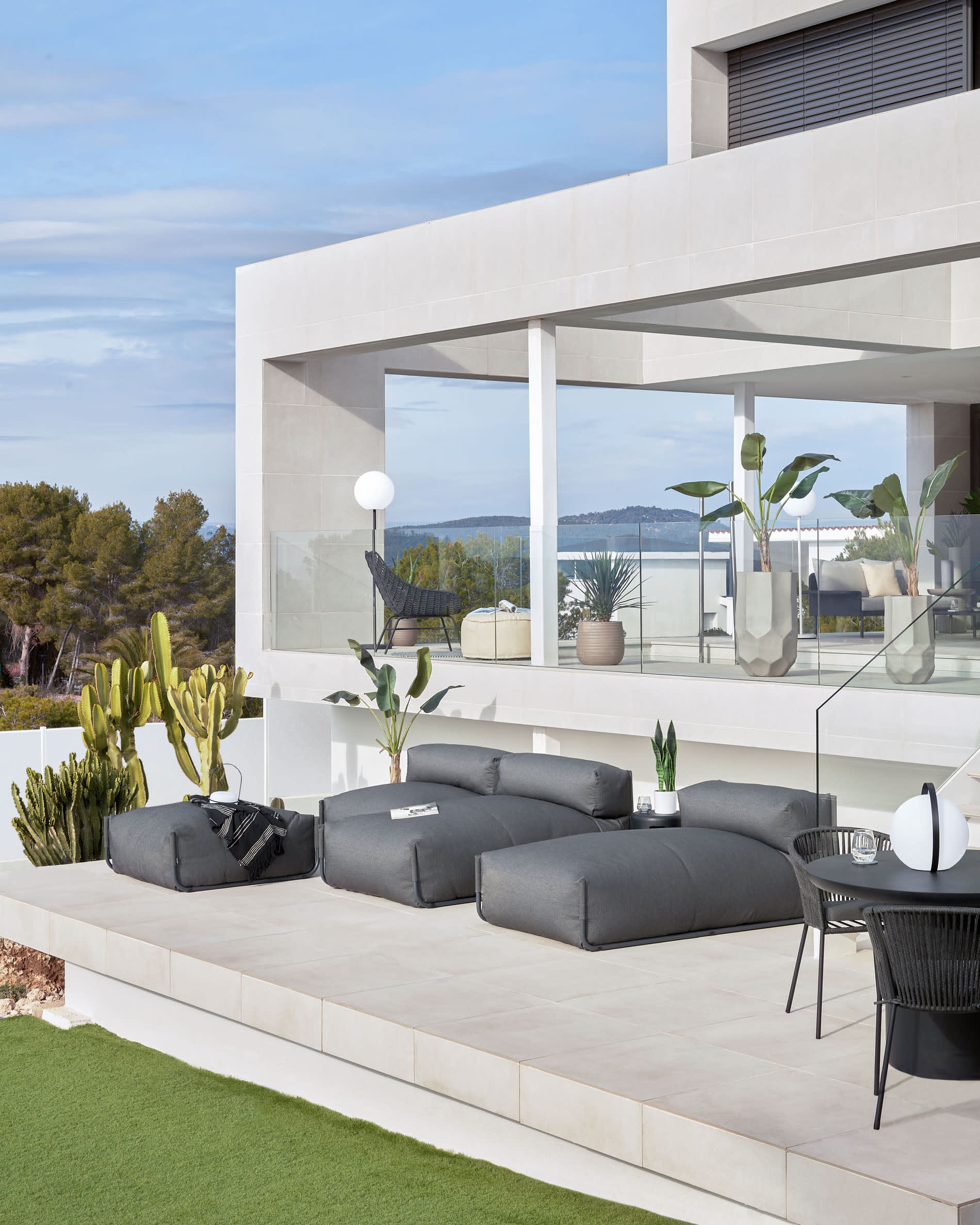Modulares Outdoor-Sofa mit Rückenlehne, dunkelgrauem Bezug und schwarzem Aluminiumrahmen, 165x101cm, stilvoll und wetterfest.