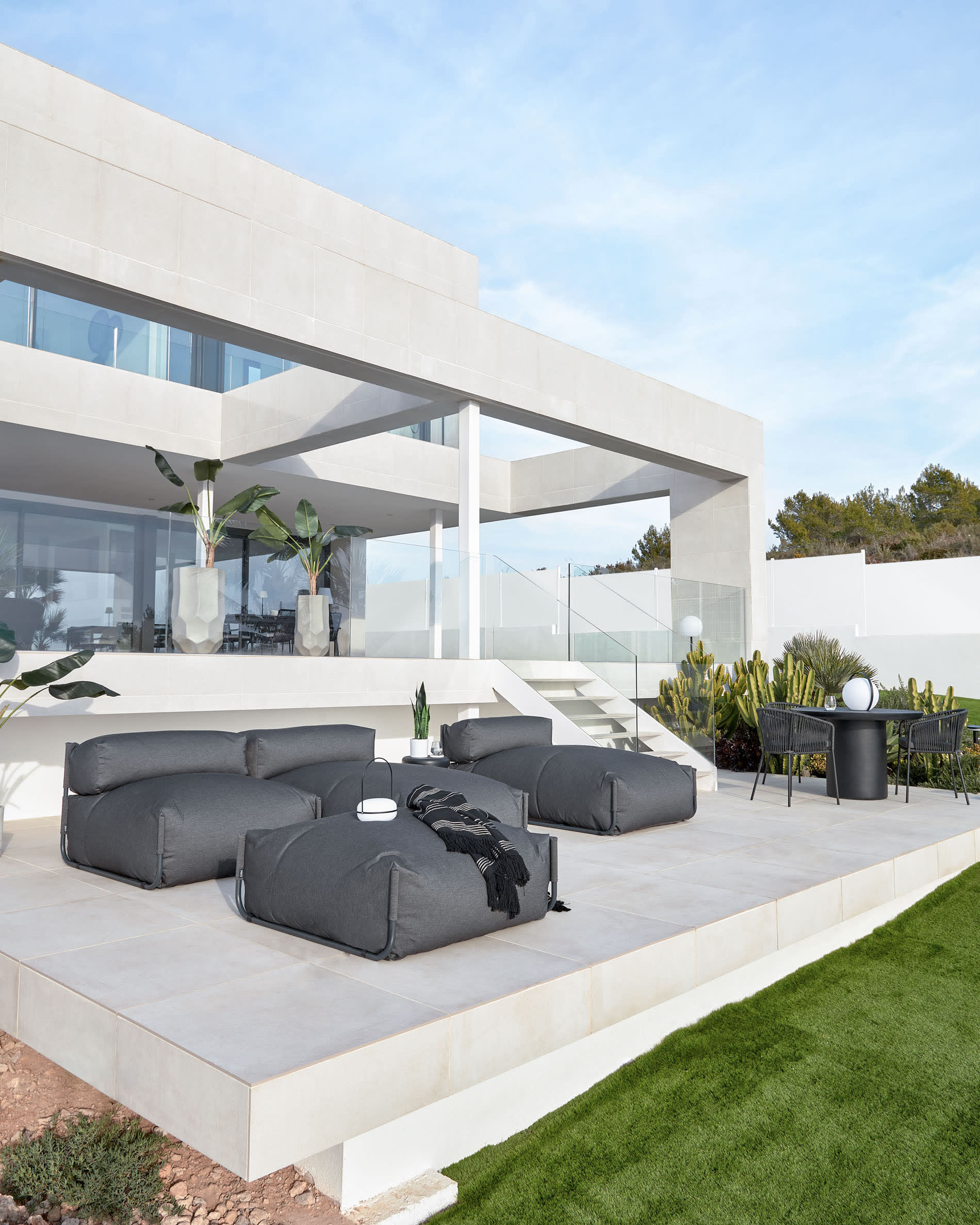 Modulares Outdoor-Sofa mit Rückenlehne, dunkelgrauem Bezug und schwarzem Aluminiumrahmen, 165x101cm, stilvoll und wetterfest.