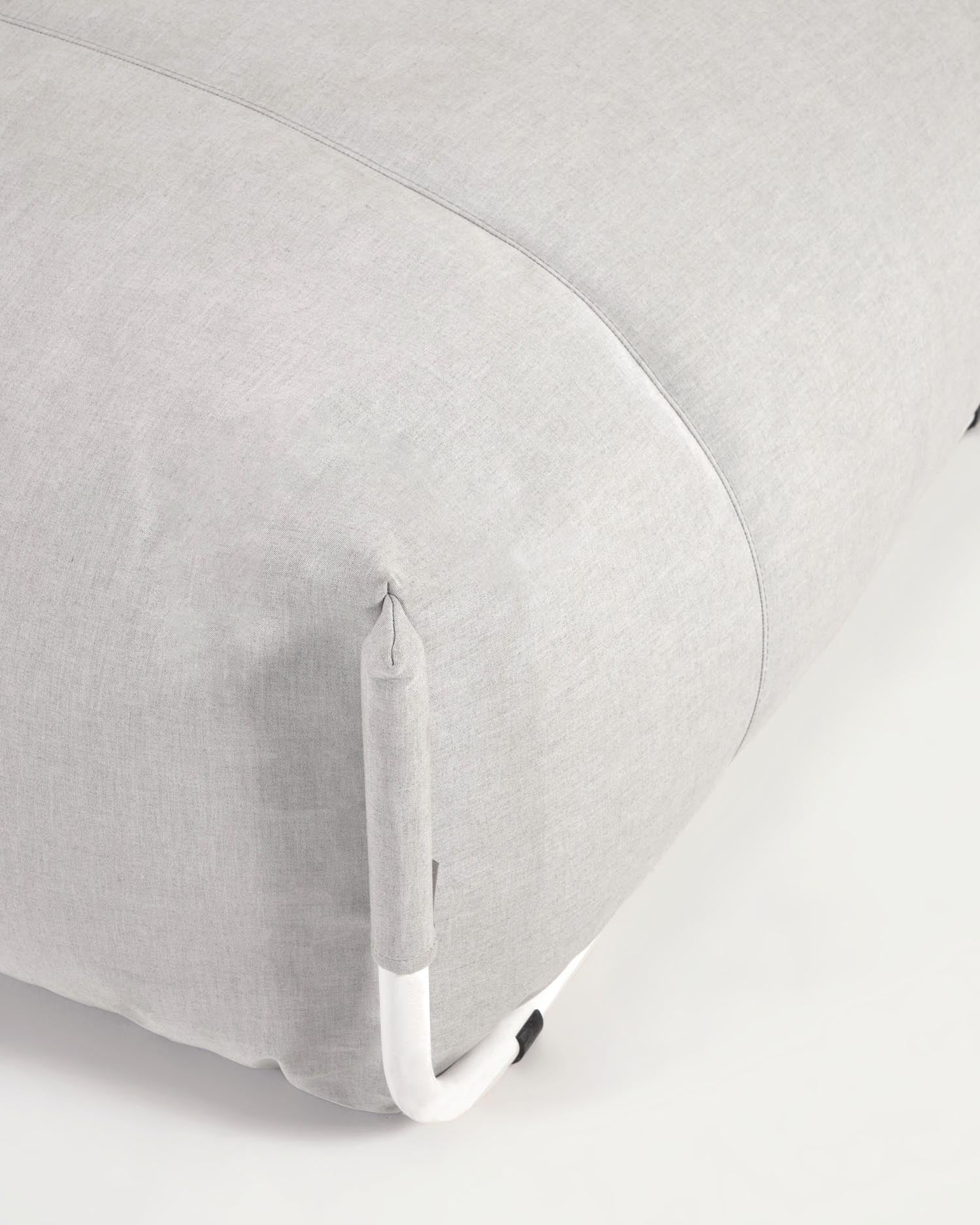 Square Pouf Modularsofa 100% für Outdoor hellgrau und weißes Aluminium 101 x 101 cm in Grau präsentiert im Onlineshop von KAQTU Design AG. Lounge Sofa ist von Kave Home