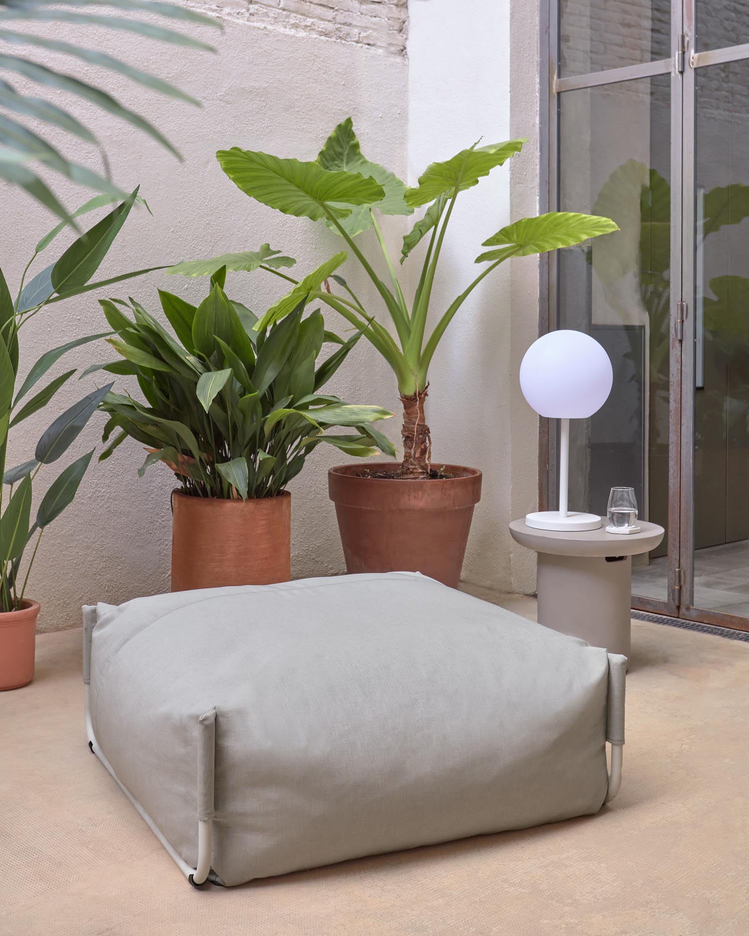 Square Pouf Modularsofa 100% für Outdoor hellgrau und weißes Aluminium 101 x 101 cm in Grau präsentiert im Onlineshop von KAQTU Design AG. Lounge Sofa ist von Kave Home