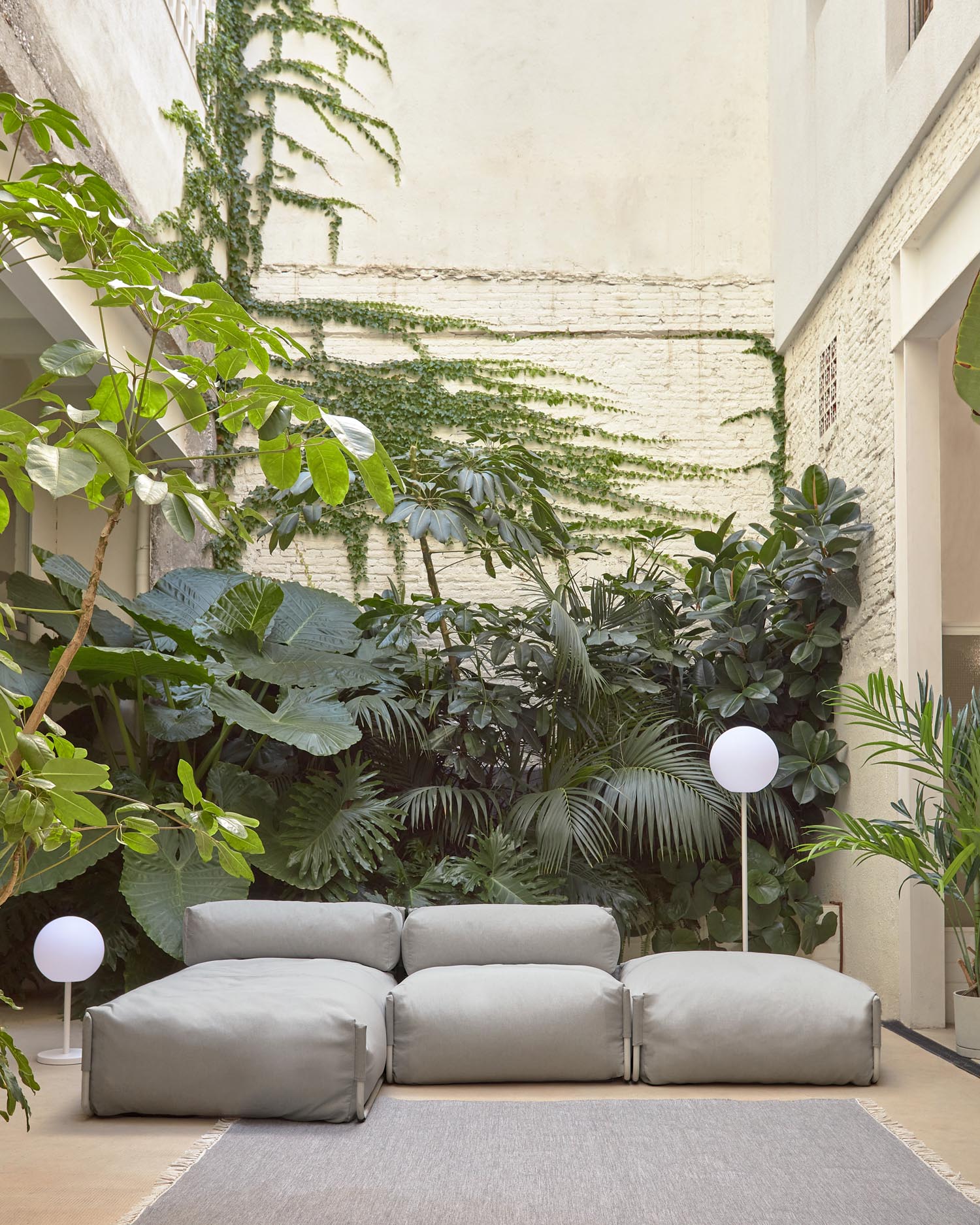 Square Pouf Modularsofa 100% für Outdoor hellgrau und weißes Aluminium 101 x 101 cm in Grau präsentiert im Onlineshop von KAQTU Design AG. Lounge Sofa ist von Kave Home