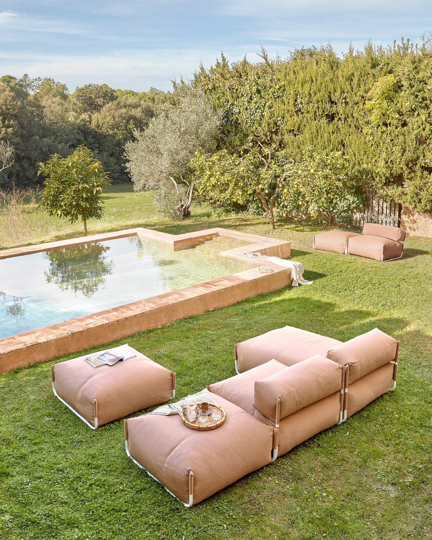 Entdecke den Square Pouf Modularsofa von Kave Home: wetterfest, elegant und perfekt für deine Outdoor-Oase – für stilvolles Entspannen im Freien!