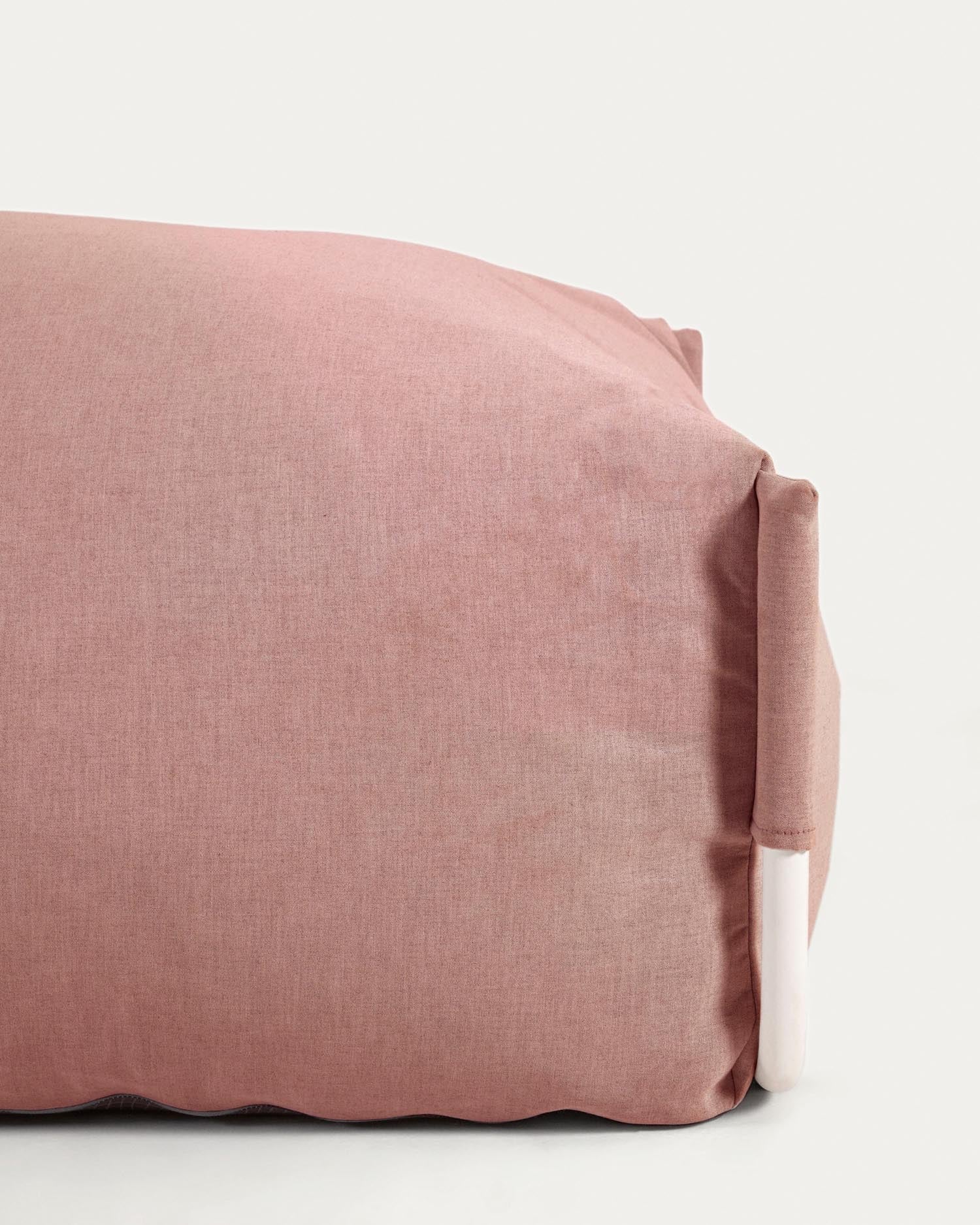 Erlebe den Square Pouf von Kave Home: 101 x 101 cm, stilvoll in Terrakotta und Aluminium, wetterfest und ideal für entspannte Stunden im Freien.