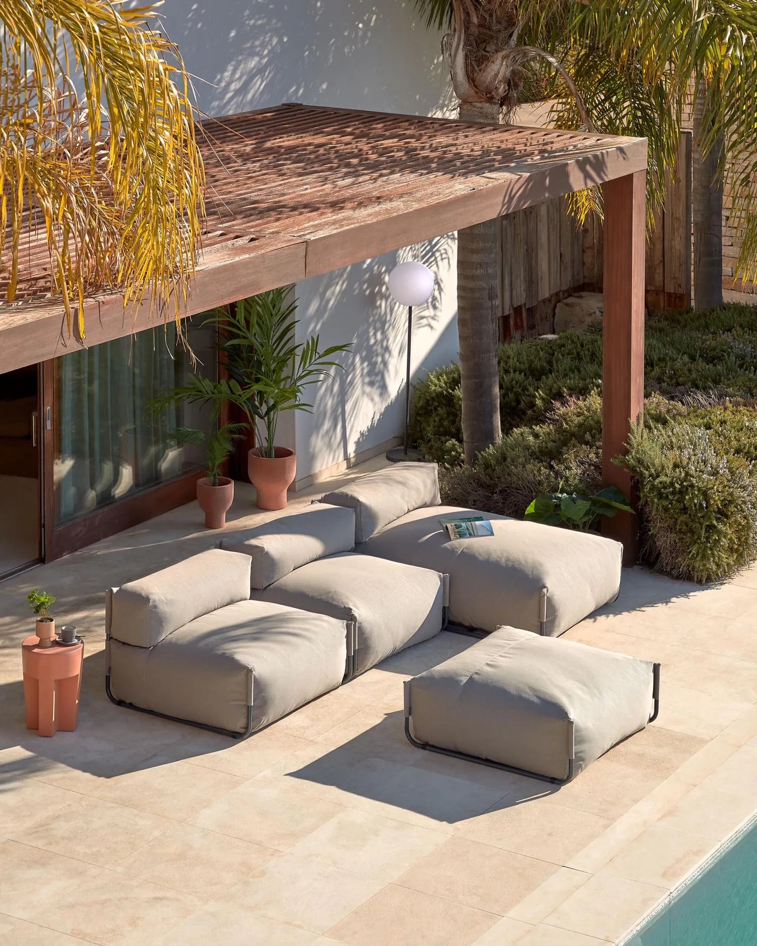 Modulares Outdoor-Sofa-Pouf, 101x101 cm, grün, schwarzer Aluminiumrahmen, wetterfest, stilvolles Kave Home Design.