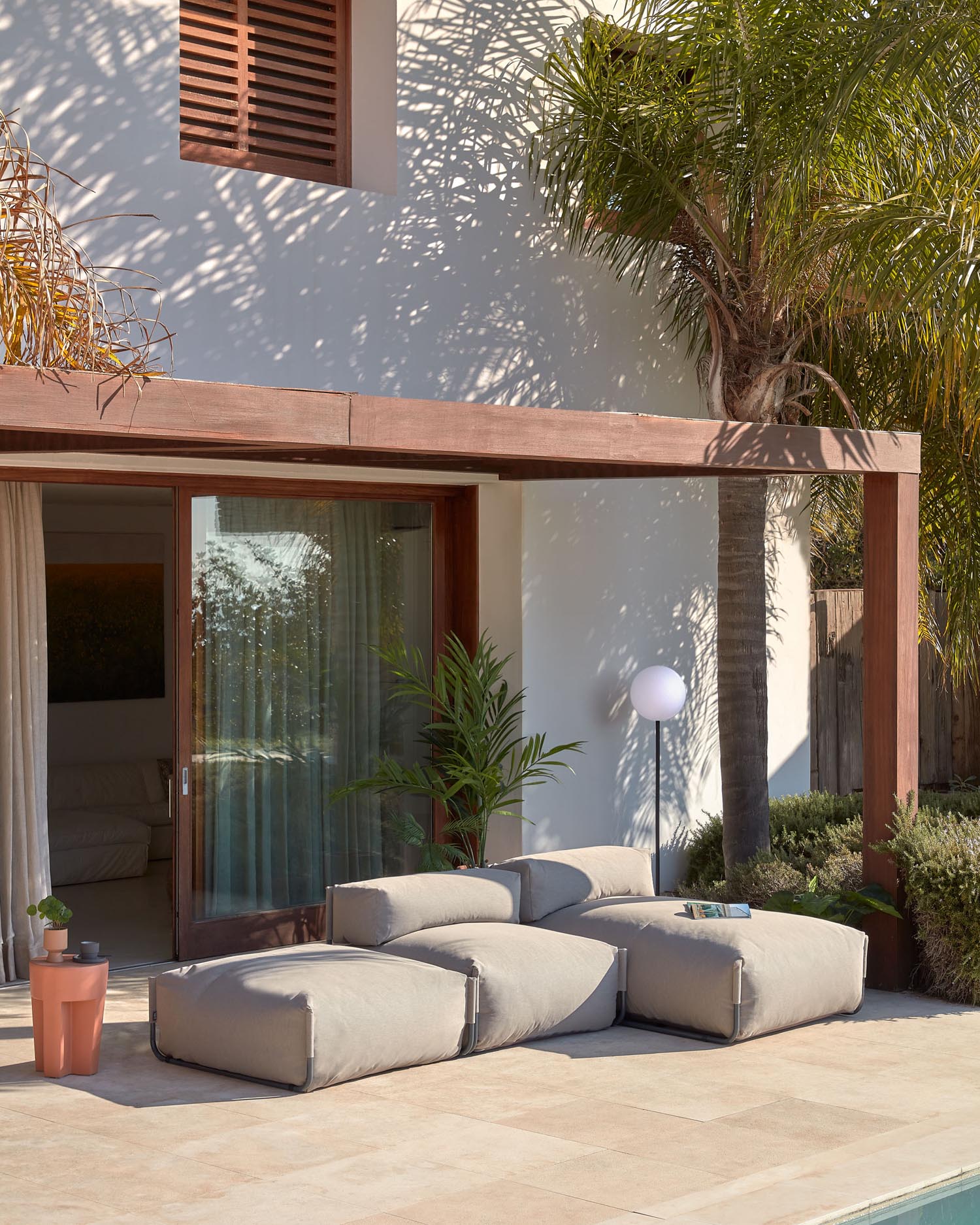 Modulares Pouf-Sofa für draußen, 101x101 cm, grün, schwarzes Aluminium, stilvoll und wetterfest, von Kave Home.