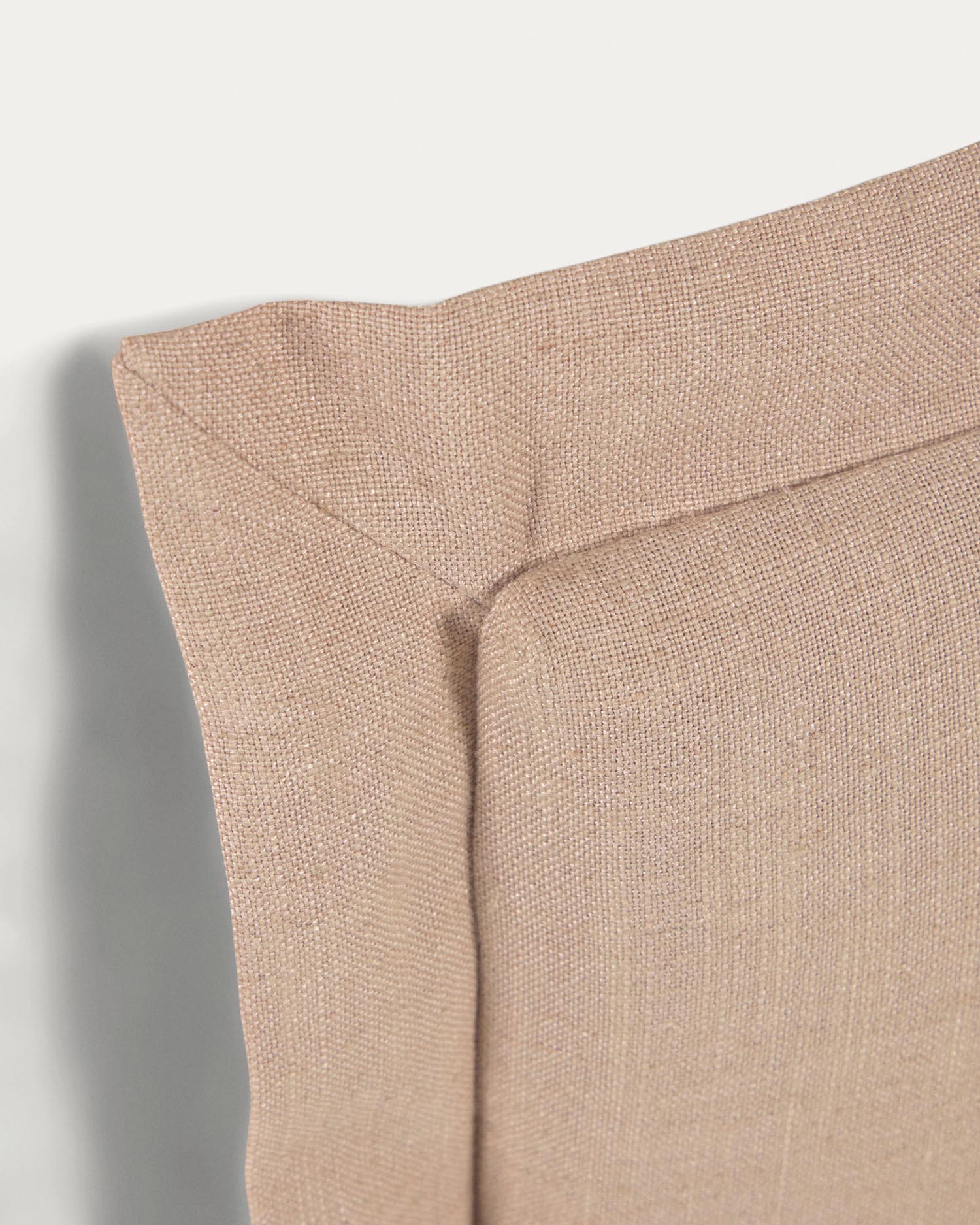 Gestalten Sie Ihr Schlafzimmer stilvoll mit dem Tanit Bettkopfteil von Kave Home. Der abnehmbare Leinenbezug in Beige vereint Eleganz und Funktionalität.