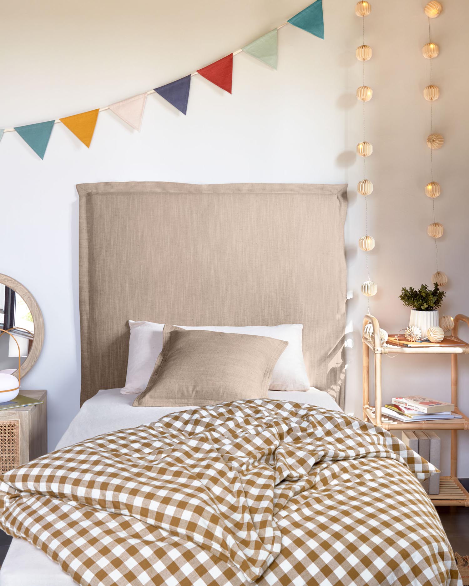 Verleihen Sie Ihrem Schlafzimmer mit dem Tanit Bettkopfteil von Kave Home einen Hauch von Eleganz. Der abnehmbare Leinenbezug in Beige sorgt für Stil und einfache Pflege.