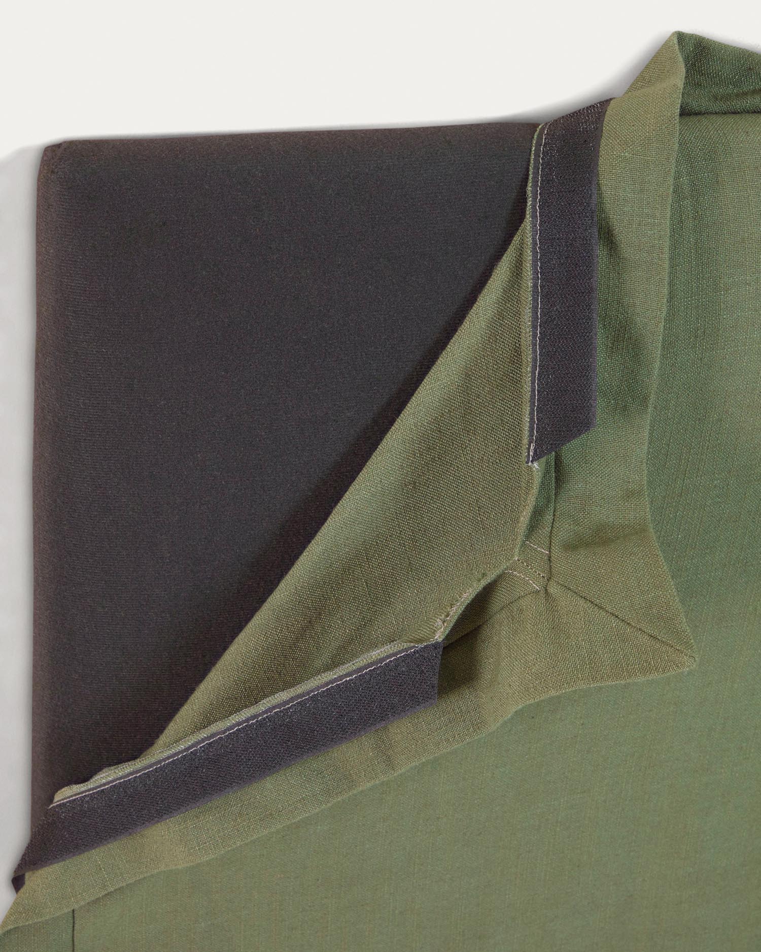 Elegantes Tanit Kopfteil in beruhigendem Grün aus hochwertigem Leinen, perfekt für 160 cm Betten. Pflegeleicht und nachhaltig mit abnehmbarem Bezug!