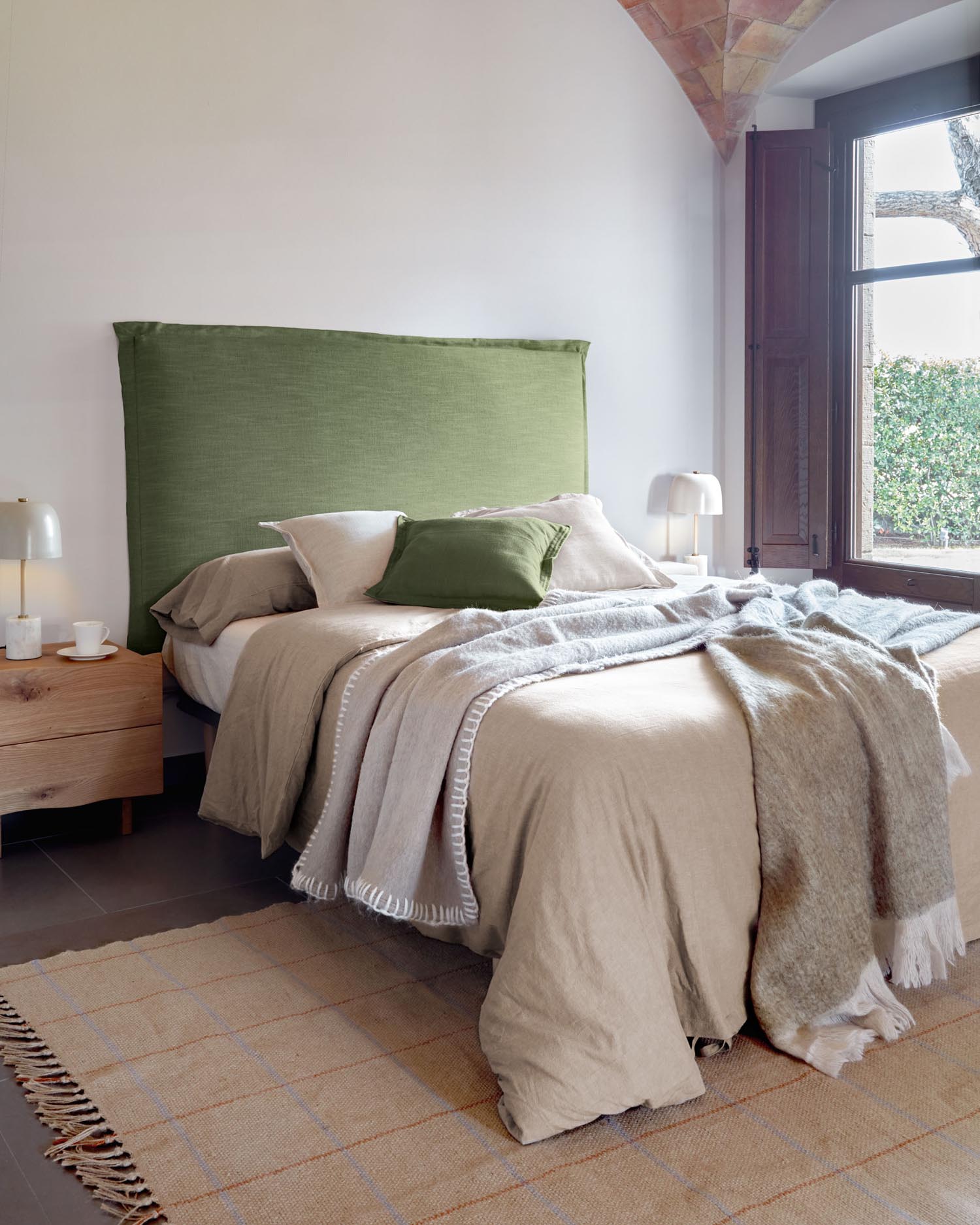 Tanit Kopfteil in elegantem Grün aus hochwertigem Leinen für 160 cm Betten. Abnehmbarer Bezug, pflegeleicht und nachhaltig – perfekter Stil für Ihr Schlafzimmer!