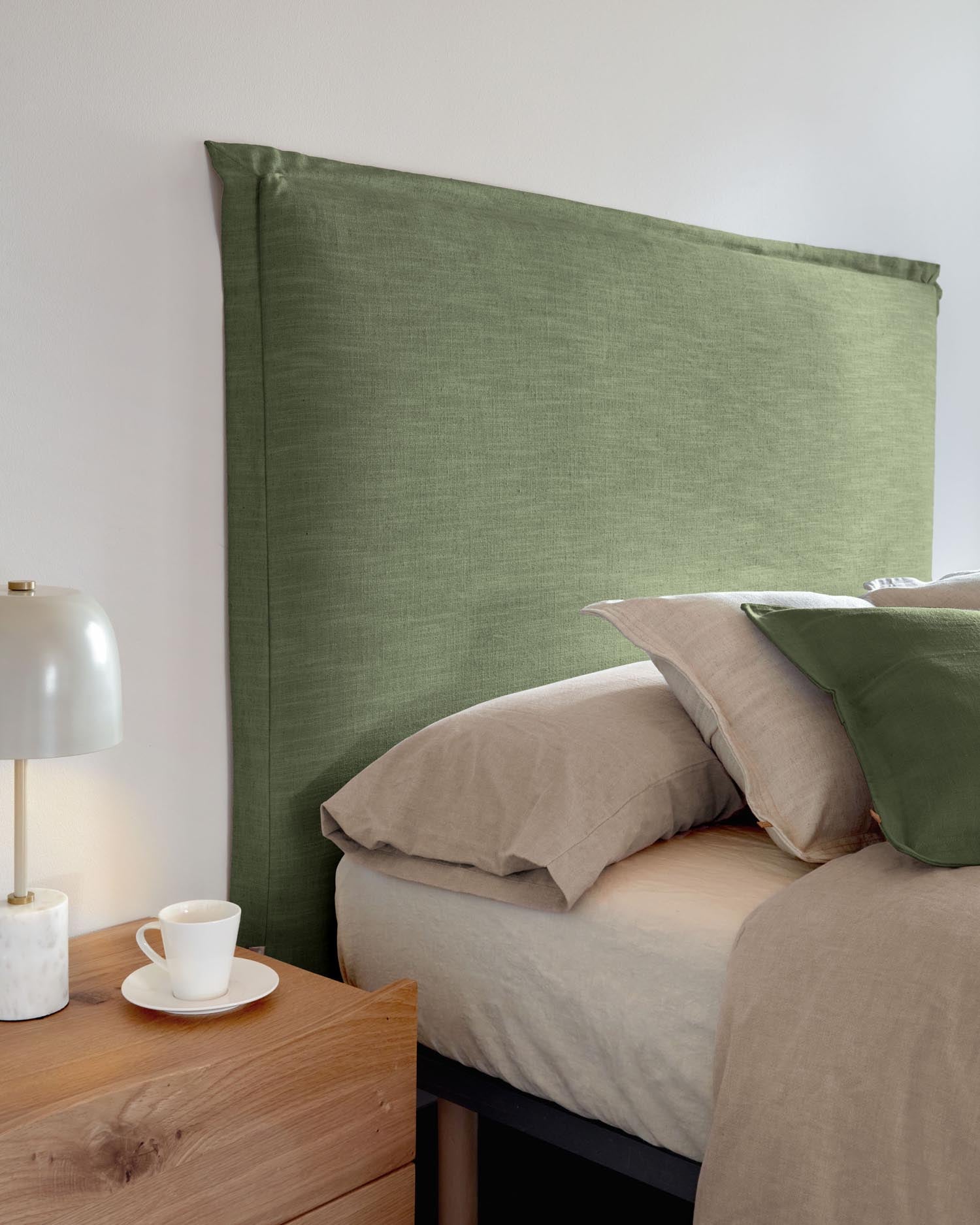 Tanit Bettkopfteil in stilvollem Grün aus Leinen für 160 cm Betten. Pflegeleichter, abnehmbarer Bezug für nachhaltigen Komfort und elegantes Design!