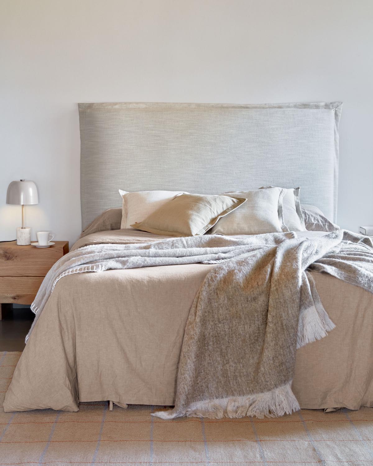 Verleihe deinem Schlafzimmer mit dem Tanit Bettkopfteil von Kave Home einen modernen Touch. Der abnehmbare Leinenbezug in Weiß sorgt für Eleganz und einfache Pflege.
