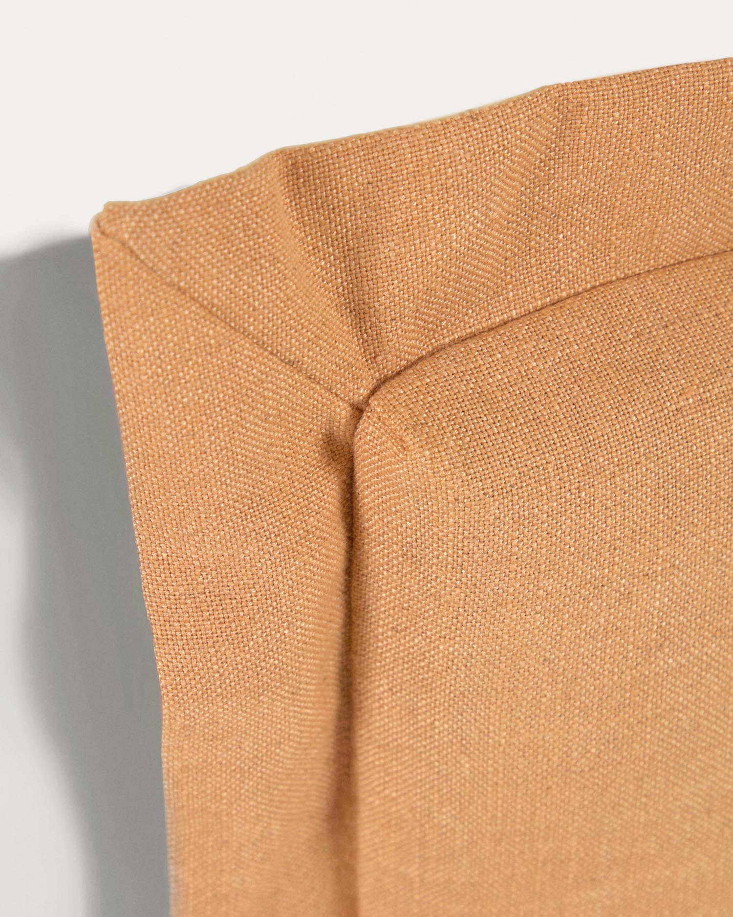 Gestalten Sie Ihr Schlafzimmer stilvoll mit dem Tanit Bettkopfteil in Senfgelb. Der abnehmbare Leinenbezug bietet Komfort und einfache Reinigung.