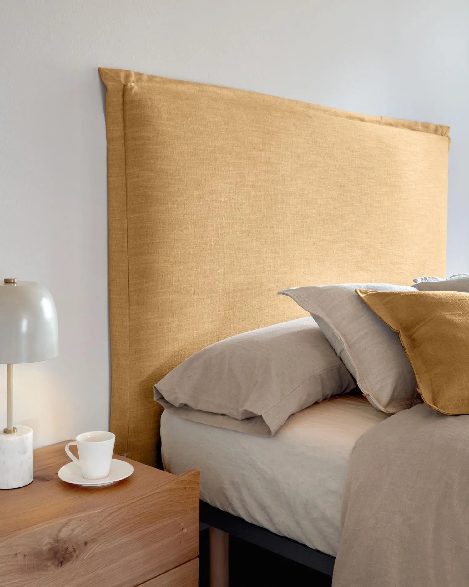 Tanit Bettkopfteil mit abnehmbarem Bezug aus Leinen senfgelb für Bett von 200 cm in Senfgelb präsentiert im Onlineshop von KAQTU Design AG. Zubehör Bett ist von Kave Home