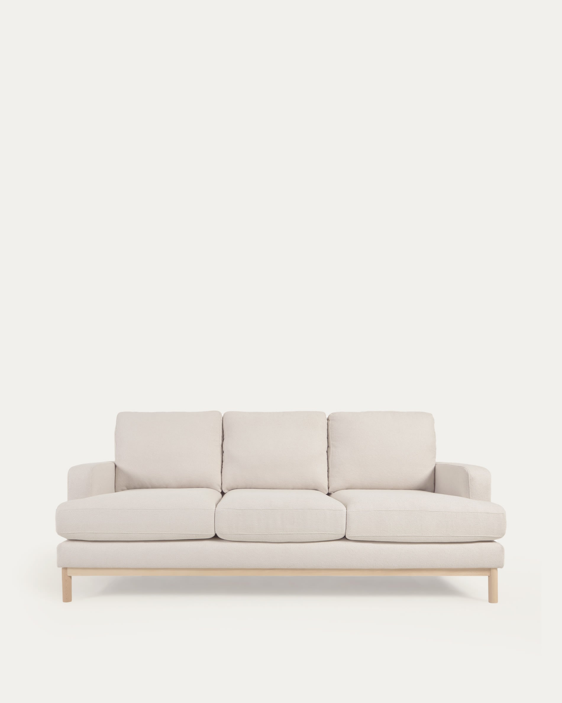 Entdecken Sie das stilvolle Sofa Mihaela von Kave Home: 3-Sitzer, Mikro-Bouclé-Bezug in Weiß, FSC-zertifiziert, nachhaltig und komfortabel.